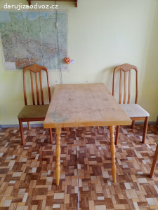 Jídelní stůl