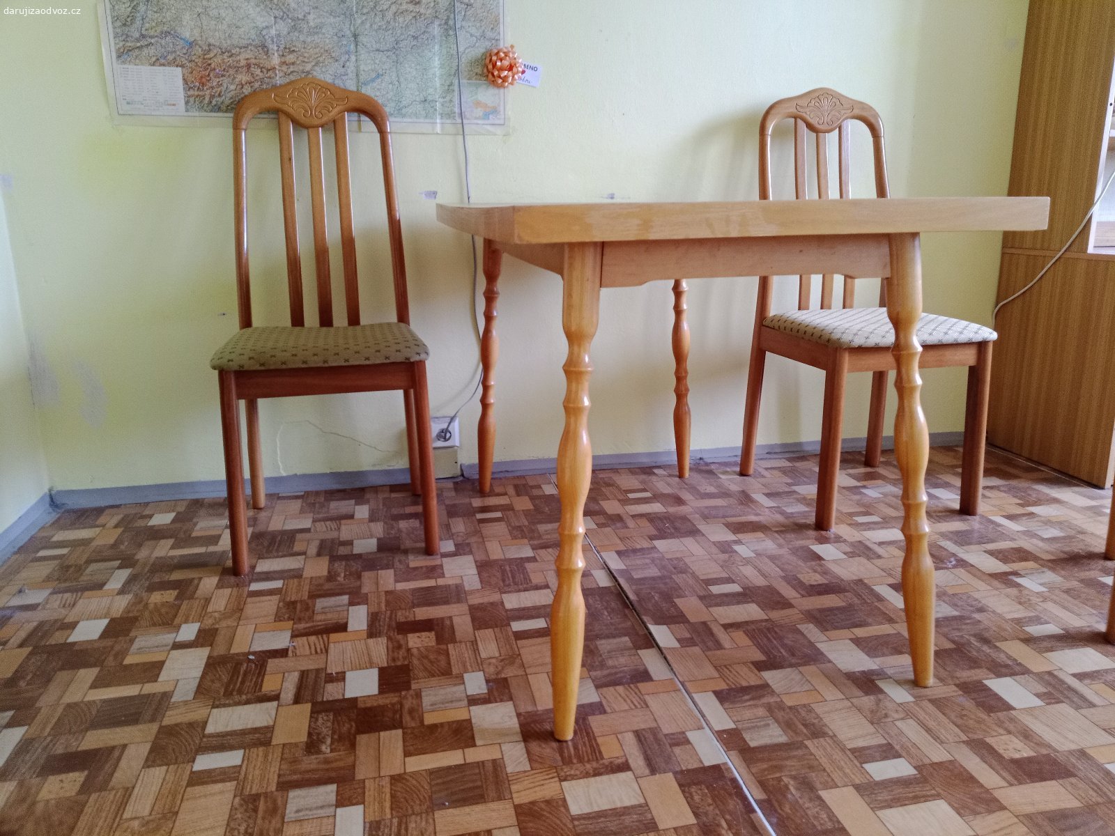 Jídelní stůl. Nabízím za odvoz/nebo něco dobrého na zub/ jídelní stůl. Je pevný, stabilní, jen má oloupanou dýhu.

Rozměry š x v x h: 70,5 x 72,5 x 120,5 cm.

Možné vyzvednout od pátku 9.10 do pátku 16.10. 2026, nebo i dříve dle domluvy na Praze 11 a odnést vlastní silou do výtahu z 5. patra.