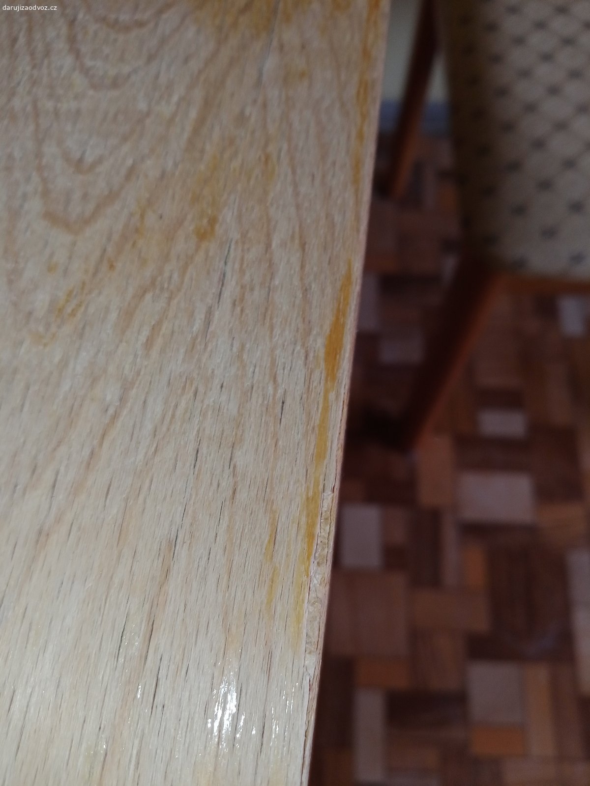 Jídelní stůl. Nabízím za odvoz/nebo něco dobrého na zub/ jídelní stůl. Je pevný, stabilní, jen má oloupanou dýhu.

Rozměry š x v x h: 70,5 x 72,5 x 120,5 cm.

Možné vyzvednout od pátku 9.10 do pátku 16.10. 2026, nebo i dříve dle domluvy na Praze 11 a odnést vlastní silou do výtahu z 5. patra.