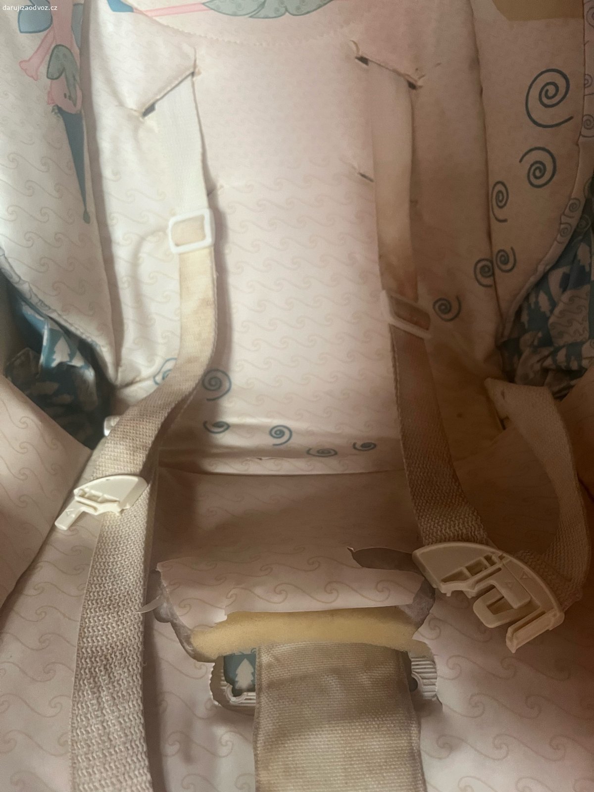 Jídelní židle. Daruji za odvoz (sladkost pro dceru potěší) dětskou jídelní židli. Už má to nejlepší za sebou, ale je plně funkční. Jen kosmetické vady - špinavé popruhy (nezkoušela jsem vyčistit) a natržený potah u zapínání (na funkčnost nemá vliv)
