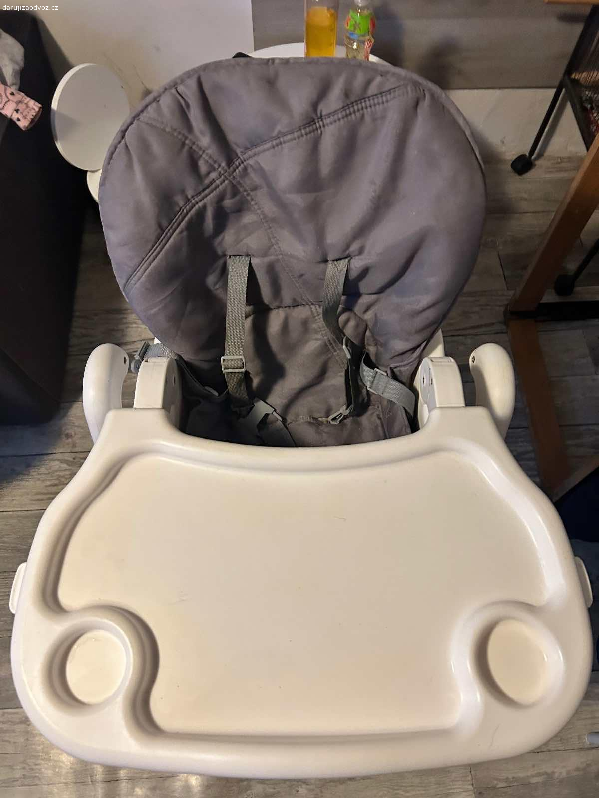 Jídelní židlička caretero. Dětská židlička caretero. Regulace opěradla- 3 polohy (až do polohy v leže), odnímatelný stolek, nastavitelná výška židličky, lze složit.Jediná vada roztrhlý potah viz poslední foto. Pouze osobní předání. Více info ve zprávě. Prosím posílejte jen sms. 
Nechám za ovoce a sladkosti pro děti