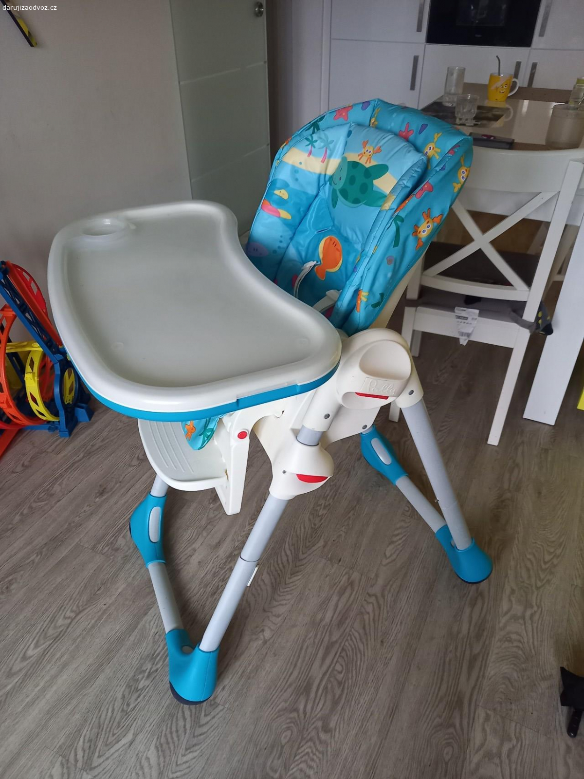 Jídelní židlička Chicco Polly. za odvoz dětská jídelní židlička.  Zcela funkčni, čistá. Potah je místy popraskaný,  ale použitelný.  Případně se dá koupit nový.