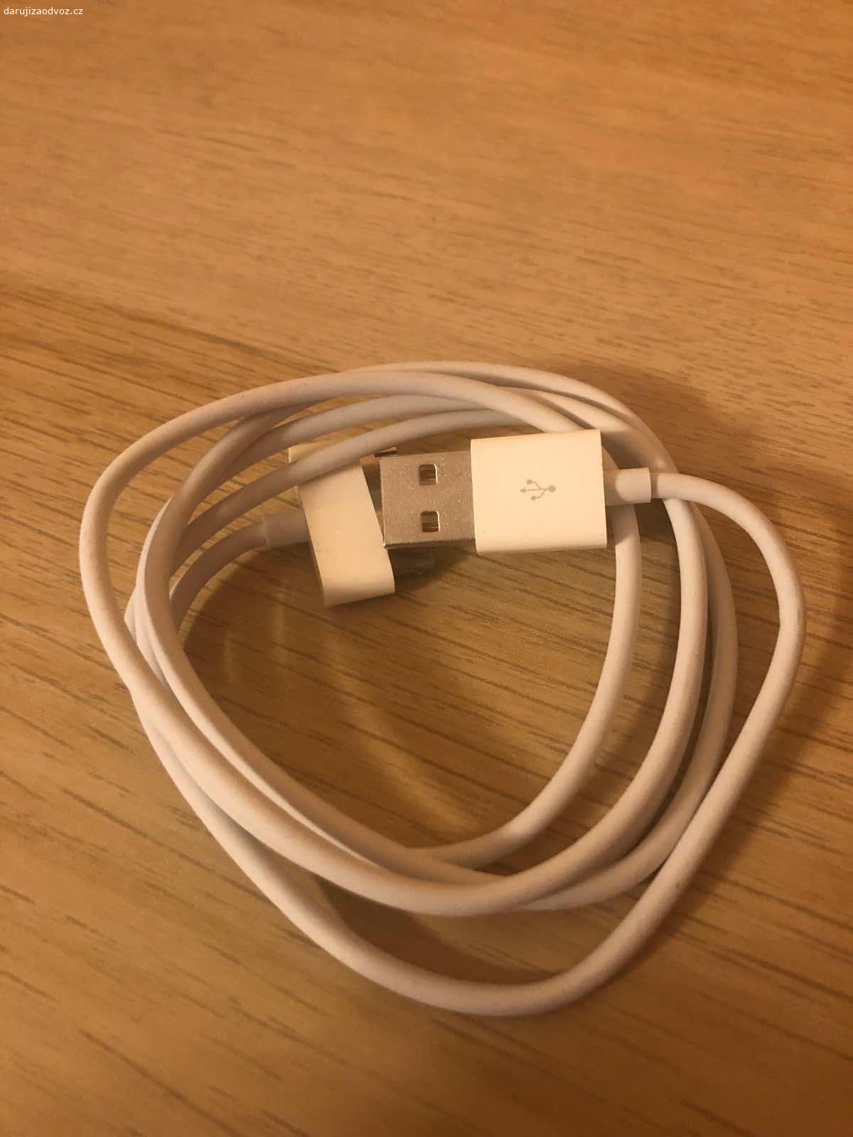 Kabel na Apple iPod. Daruji kabel na Apple iPod. K vyzvednutí po předchozí domluvě v Praze nebo středočeský kraj - Beroun, Nižbor, Zbečno