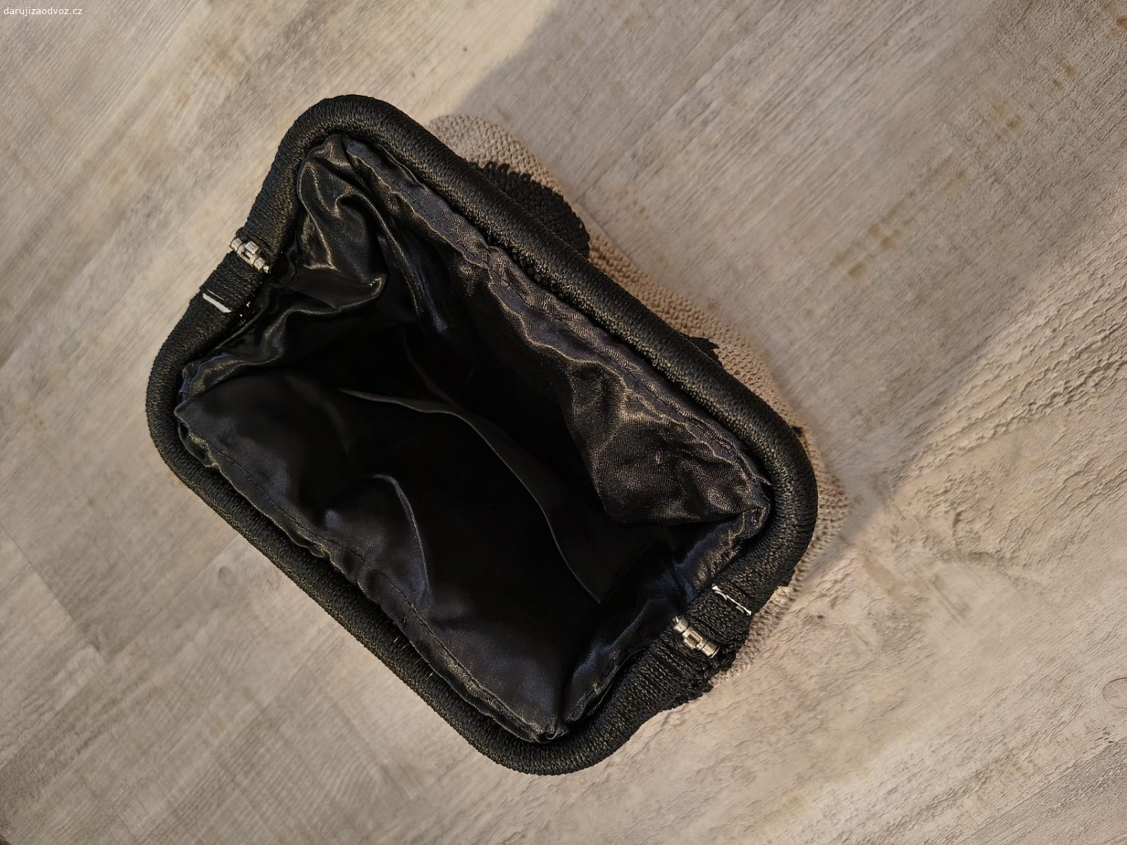 Kabelka Sharony. Kabelka do ruky, bez uší či popruhu. Zavírání sklapnutím

Pište pouze v případě vážného zájmu a rovnou s termínem možného vyzvednutí. Neposílám. Rezervuji po potvrzení termínu vyzvednutí z vaší strany.


Ovoce potěší, není podmínkou.