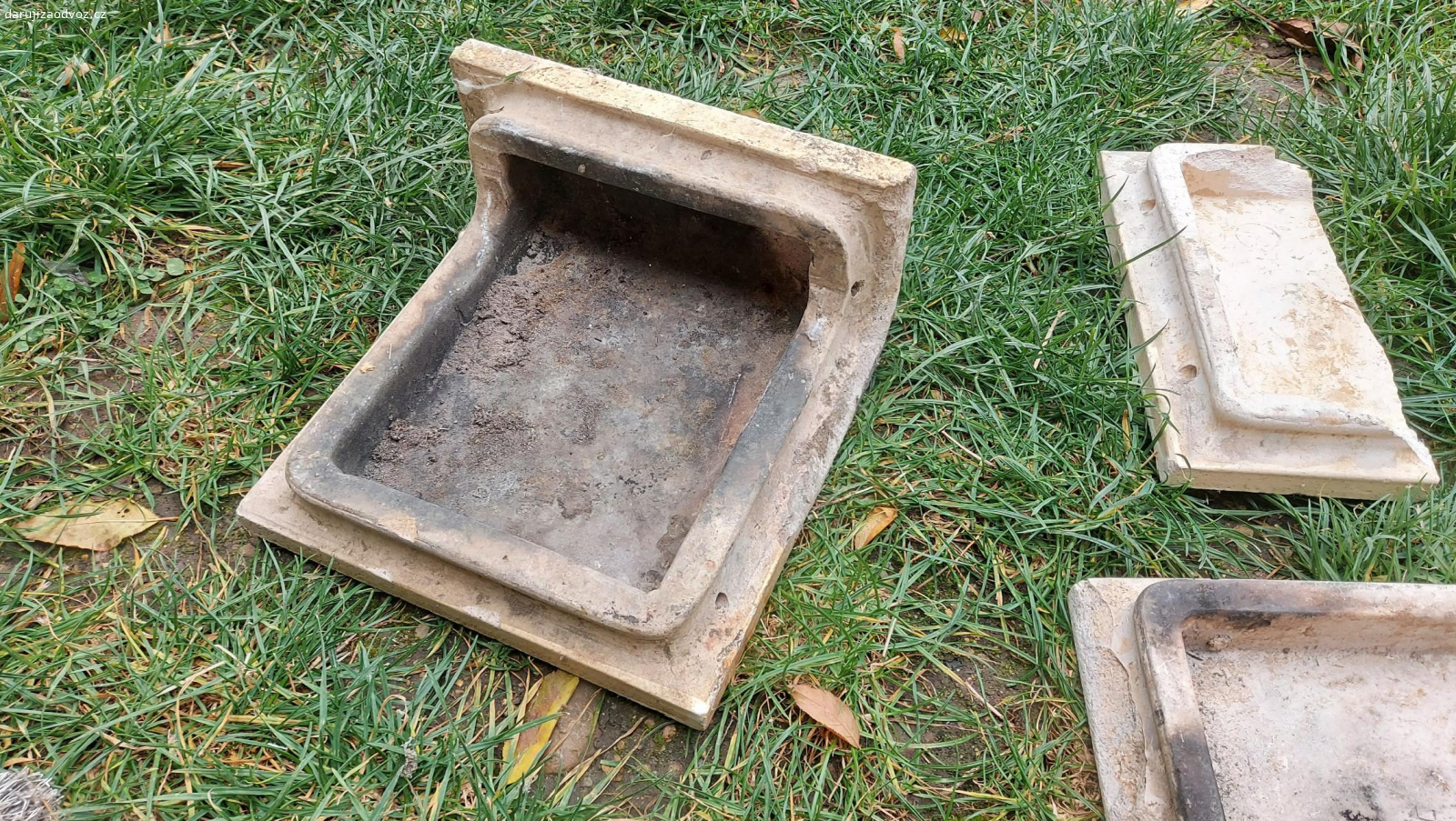 Kachle z kachlových kamen(?). Modré, jen to co je na obrázcích