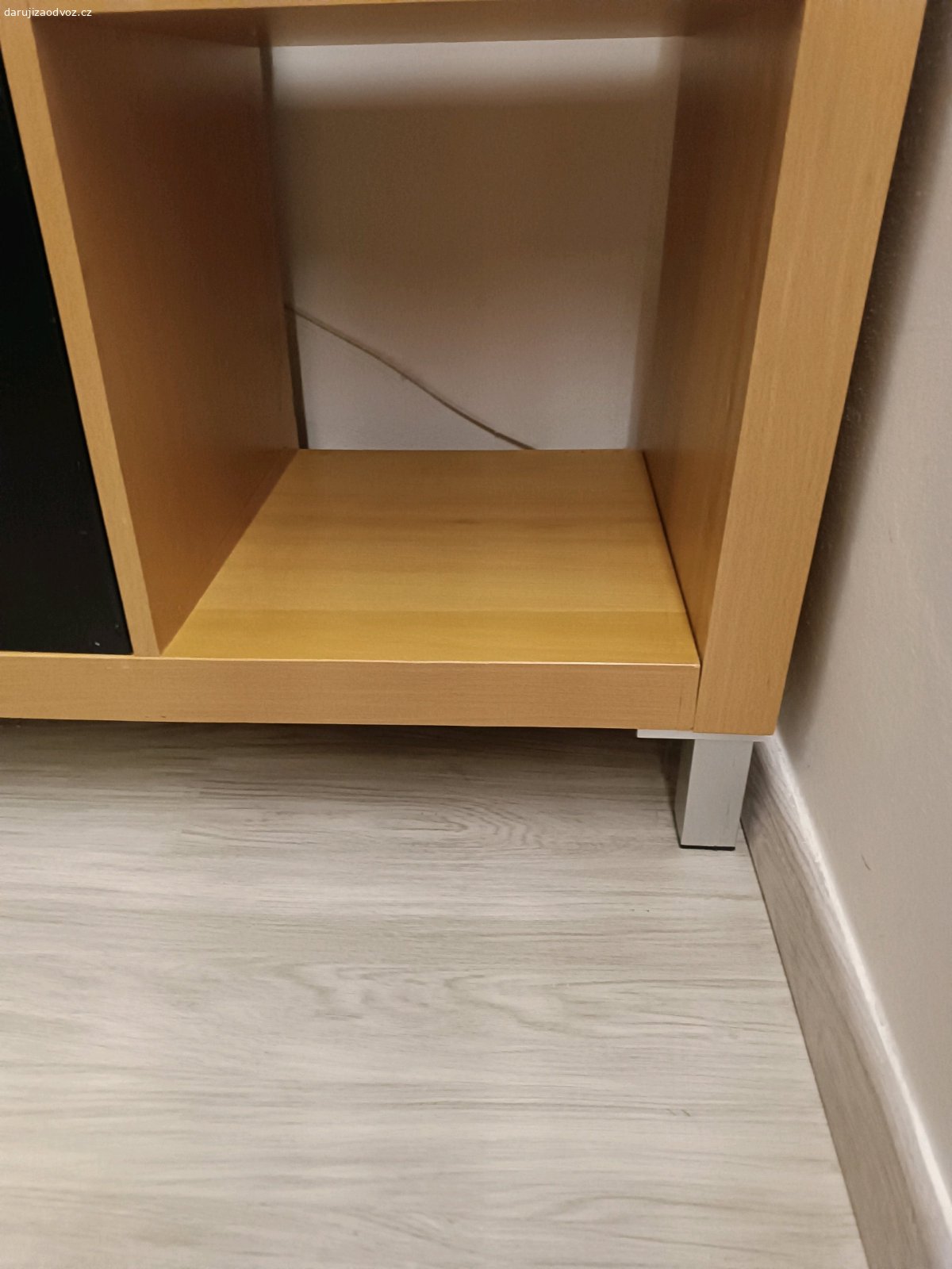kalax. za odvoz daruji starší kalax, hnědé skříňky lze vyjmout, spodní deska prohnutá. předávám nerozložené.