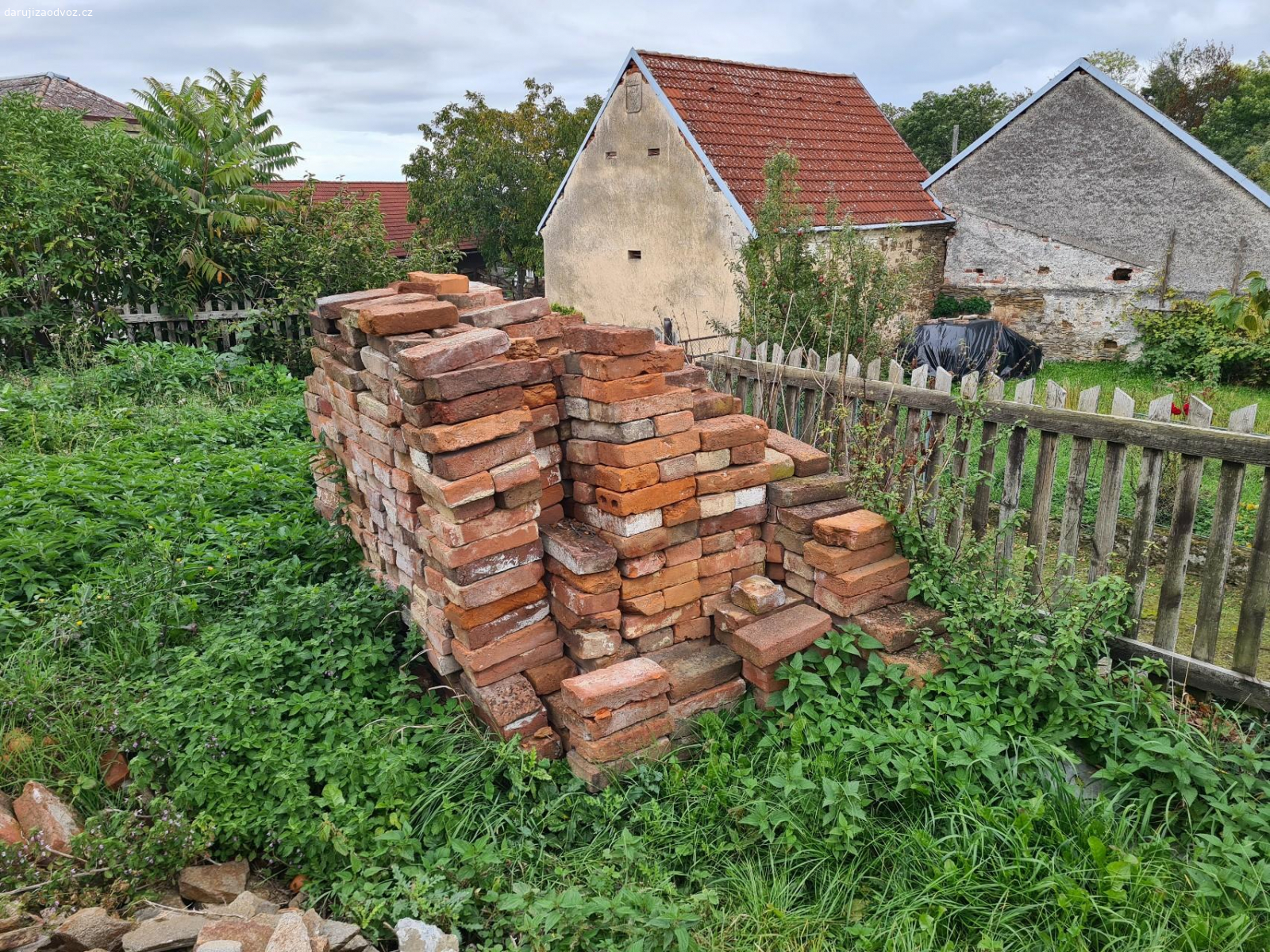 Kameny a cihly za odvoz. Daruji za odvoz kameny a starší cihly.