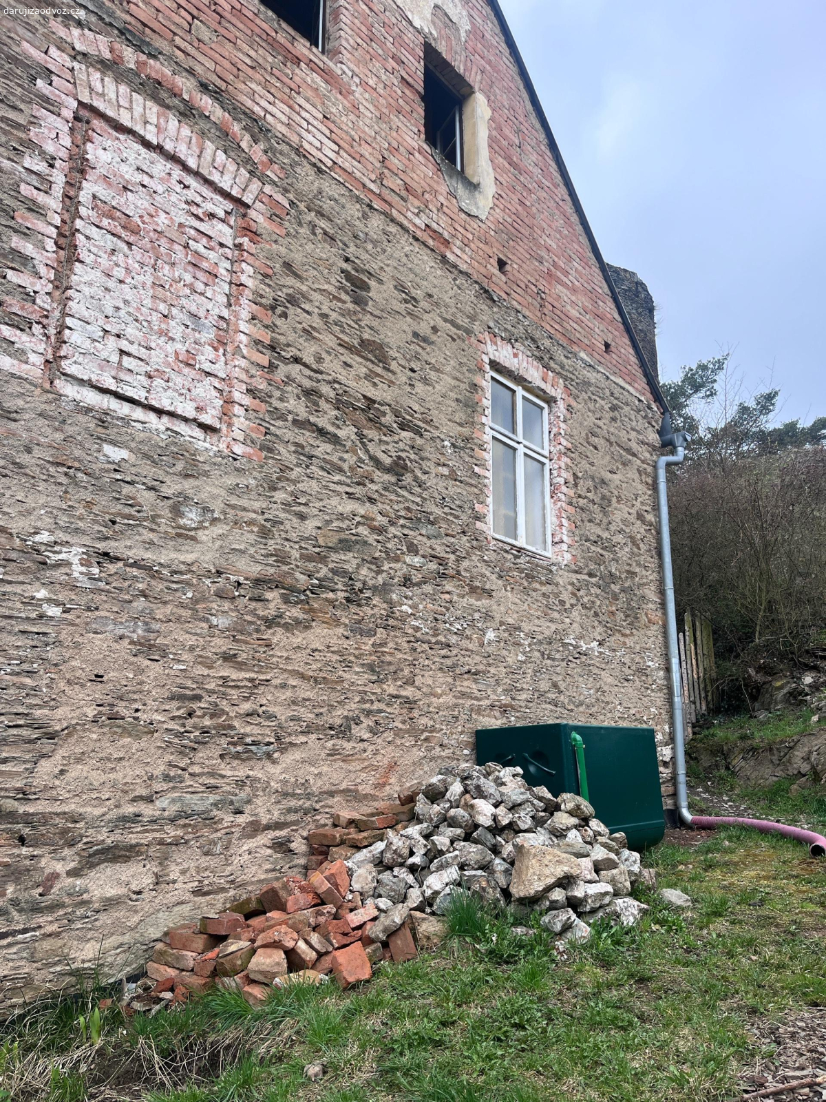 Kameny a cihly. Odvoz z Rabštejna nad střelou