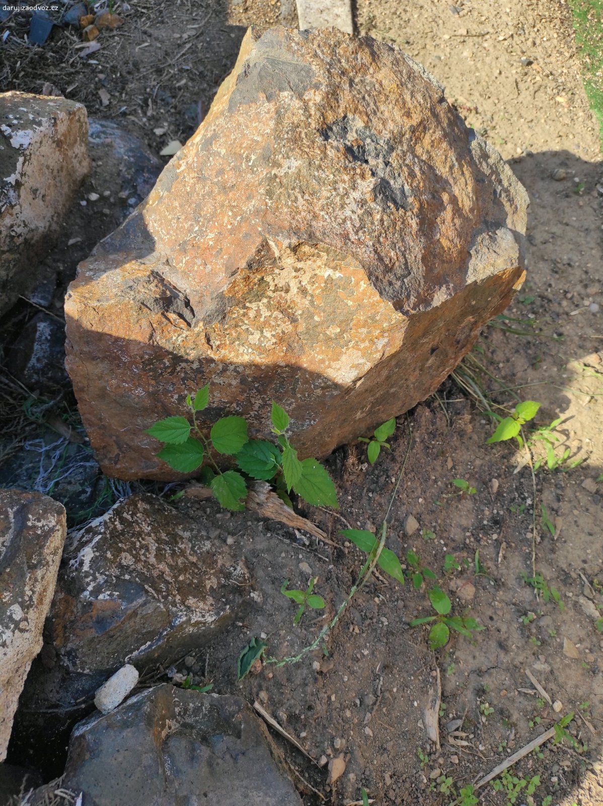 kameny do skalky. Daruji kameny do skalky,nebo na opěrnou zeď.Vsechny velikostí.