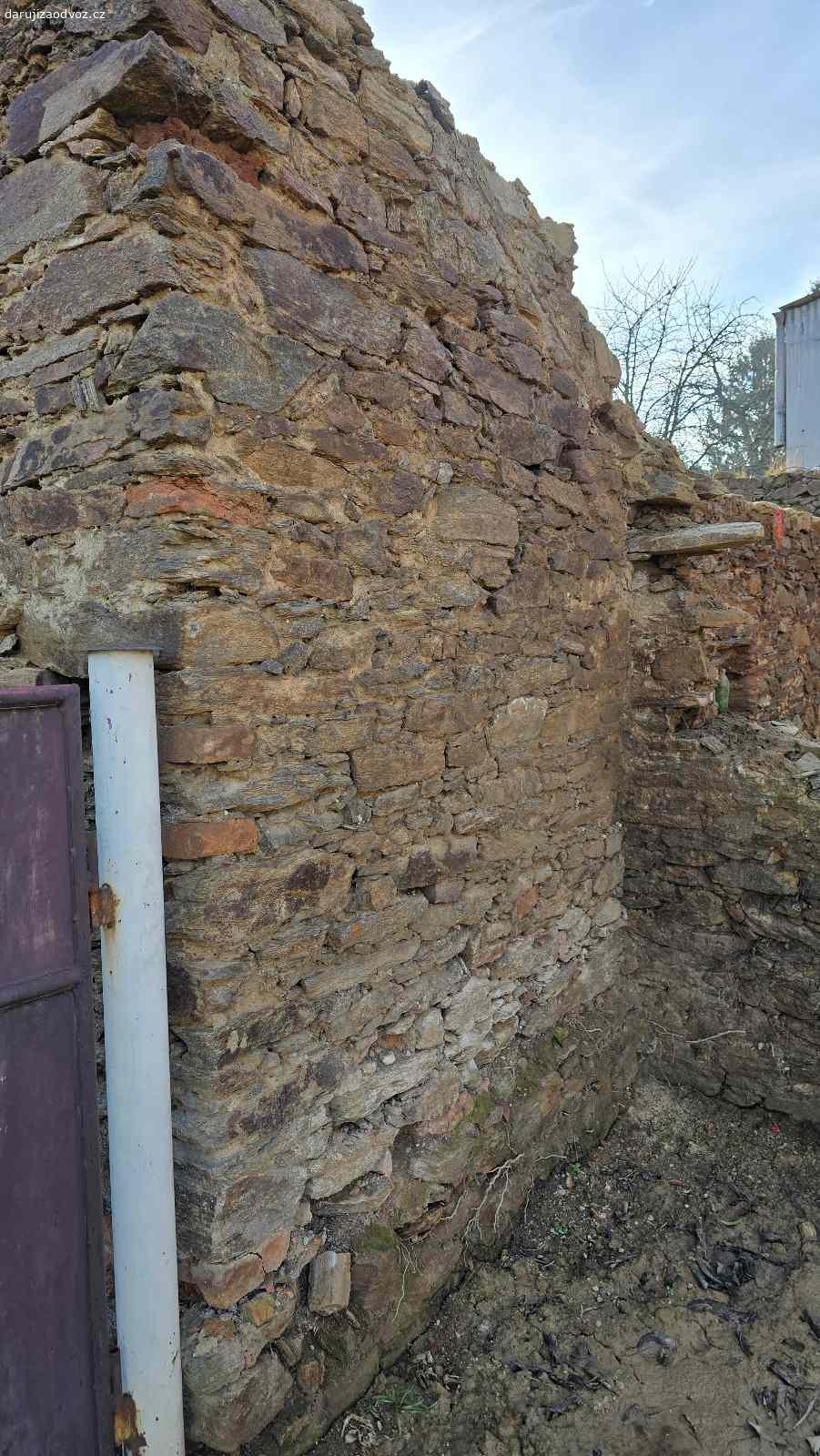 KAMENY. Daruji kameny z domu. Minimálně z jedné strany rovný - viz foto.
Materiál leží na hlíně, není třeba nějaká sbiječka, nebo tak. Vozíkem, či kontejnerem se dostanete hned k tomu.
Při větším odběru mohu zajistit dopravu, zaleží na domluvě.