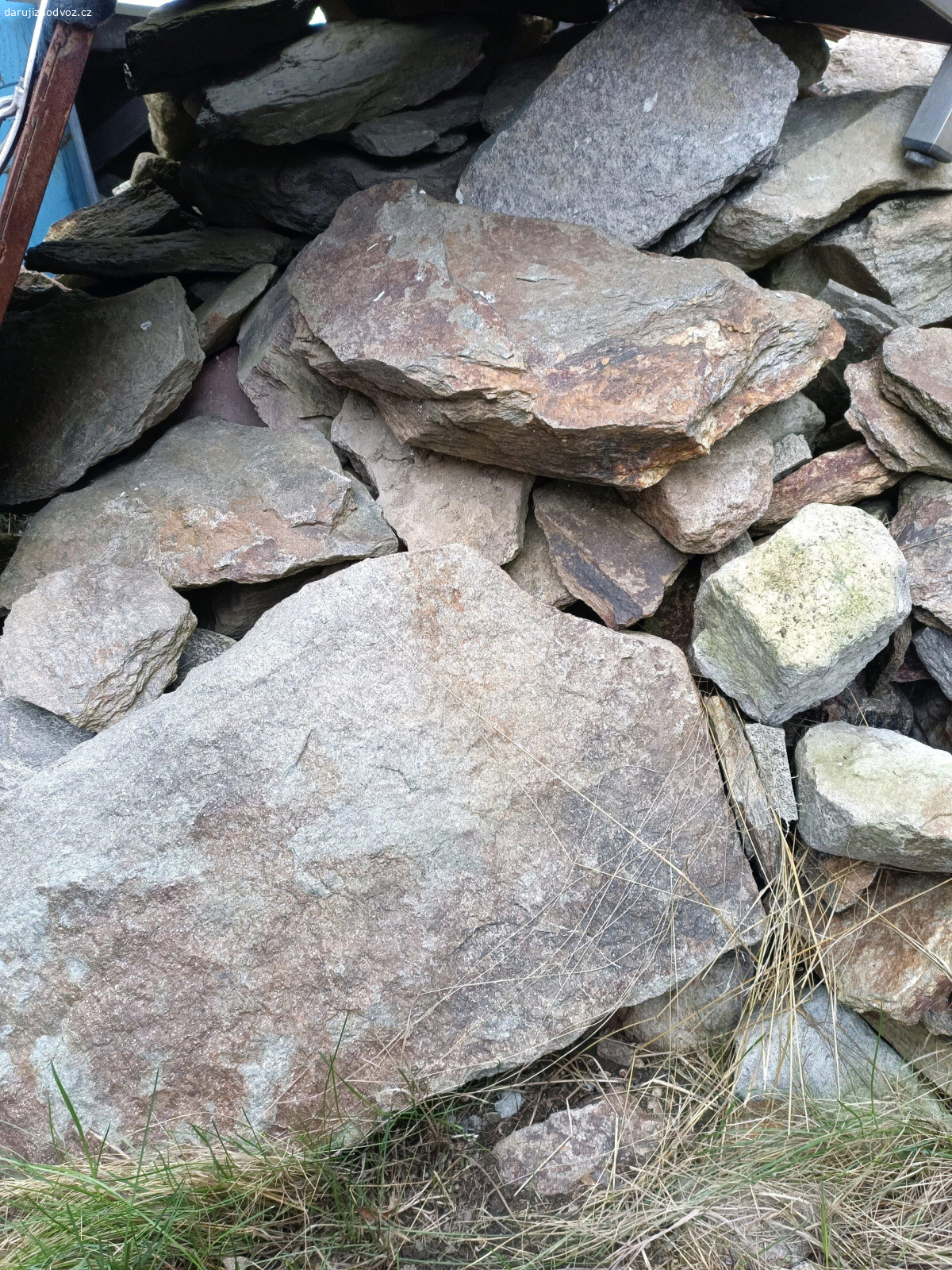Kameny. Daruji za odvoz kameny vykopané na pozemku