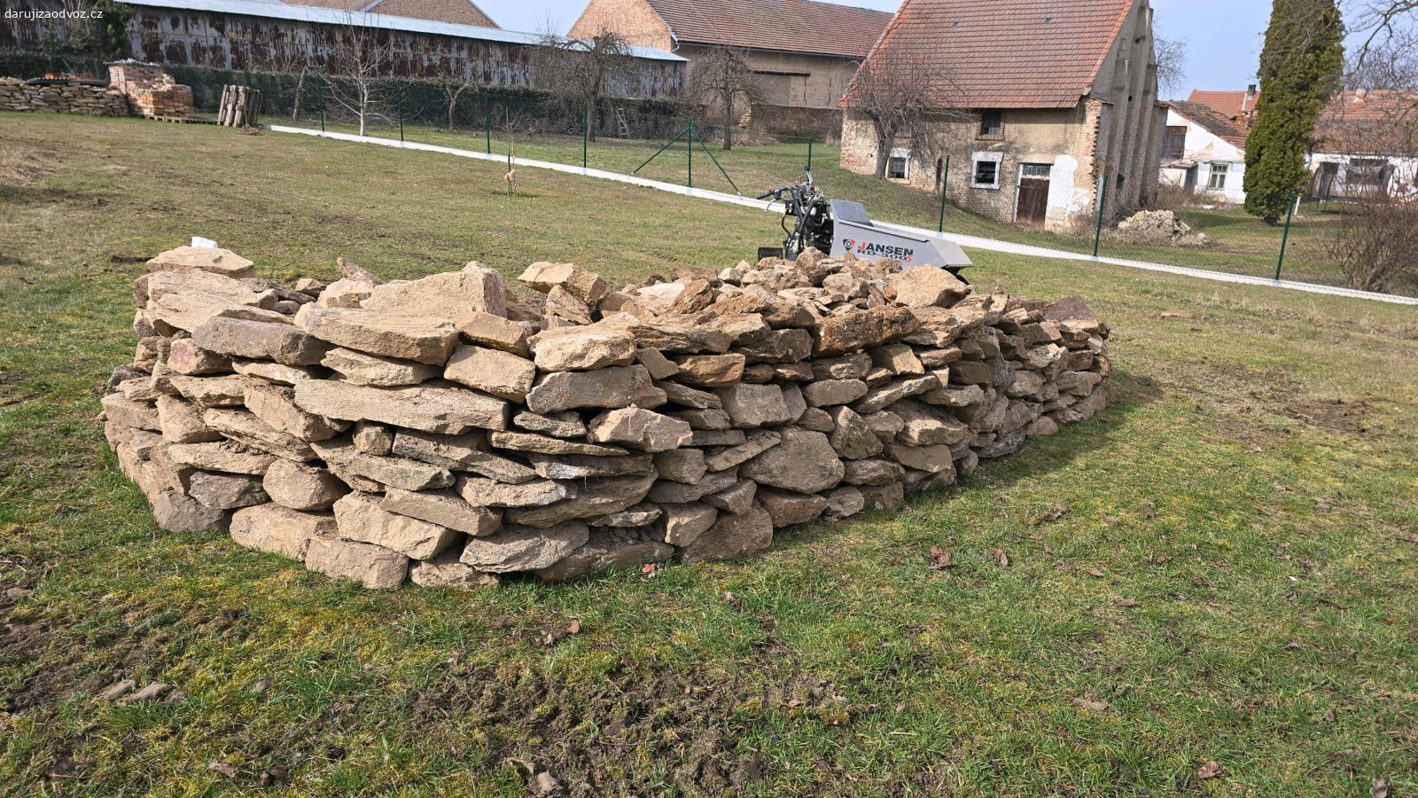 kameny. Daruji kameny za odvoz :)
lehce rozebiratelné, vozíkem až k nim se jet dá.