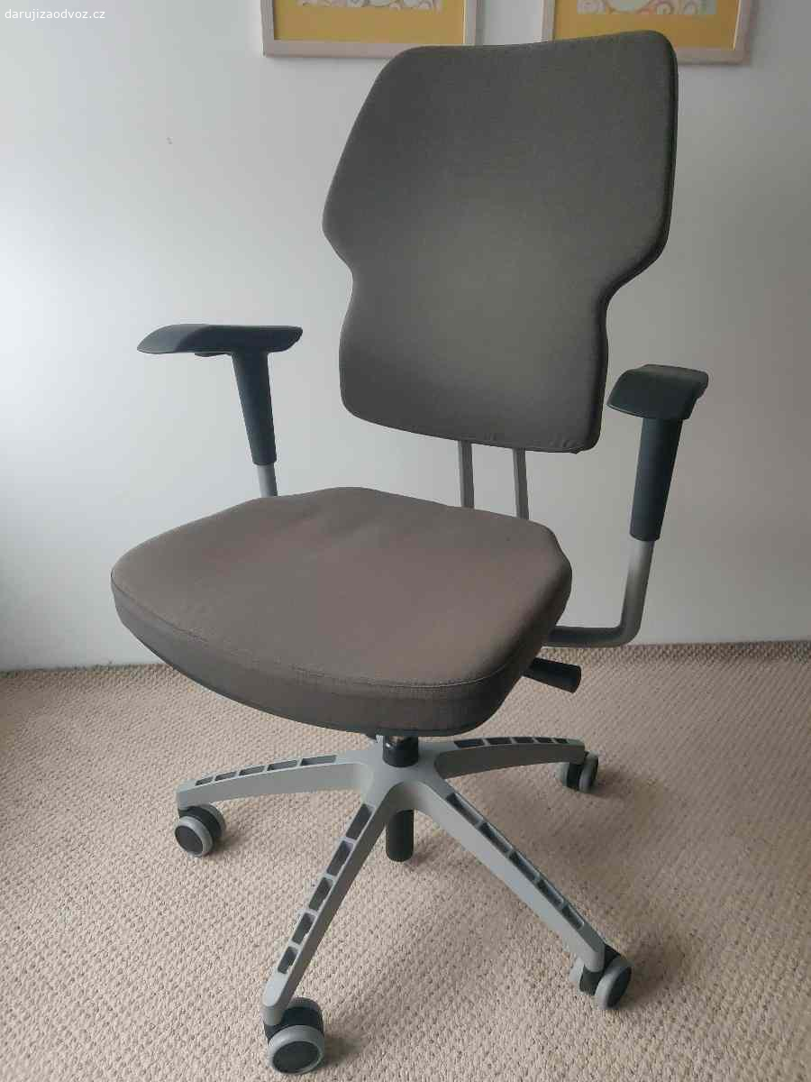 Kancelářská židle IKEA Kläppe. Robustní židle IKEA Kläppe, potah místy mírně vybledlý, jinak v dobrém stavu, všechny nastavovací prvky plně funkční včetně odklápění područek.