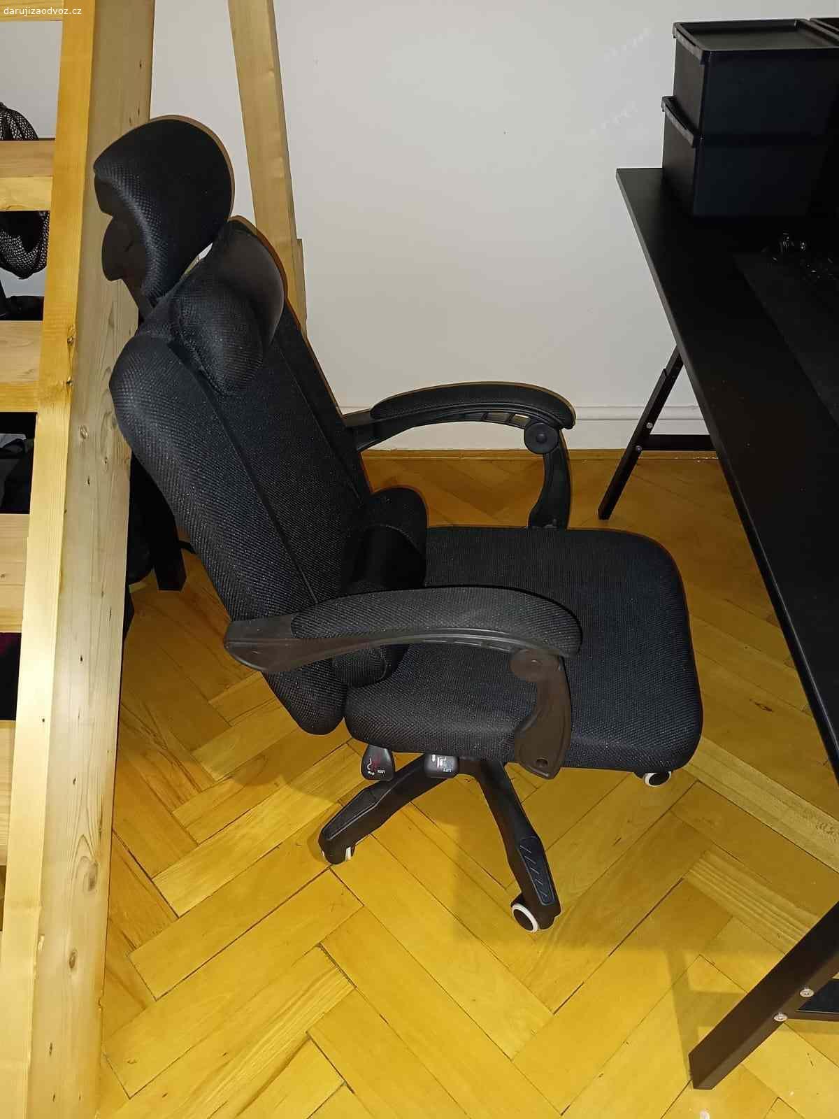 Kancelářská židle za odvoz. Daruji polohovací kancelářskou židli s vytahovací podnožkou. Nefunguje píst na nastavení výšky židle.