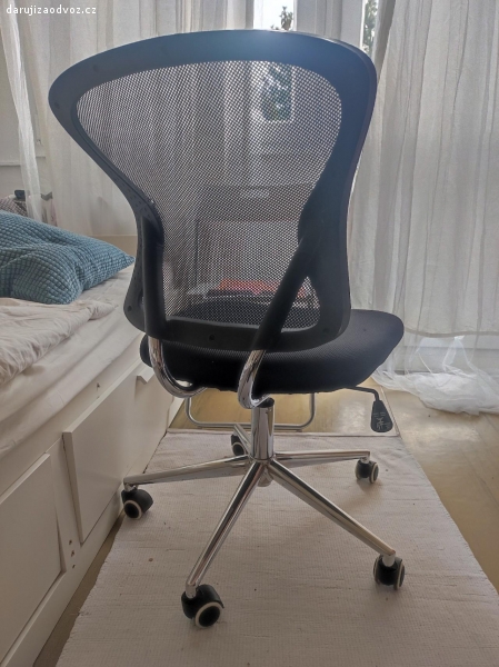 Kancelářská židle. Daruji kancelářskou židli. Na zádech je křuplá, nicméně se dá stále využívat a opírat se. viz foto