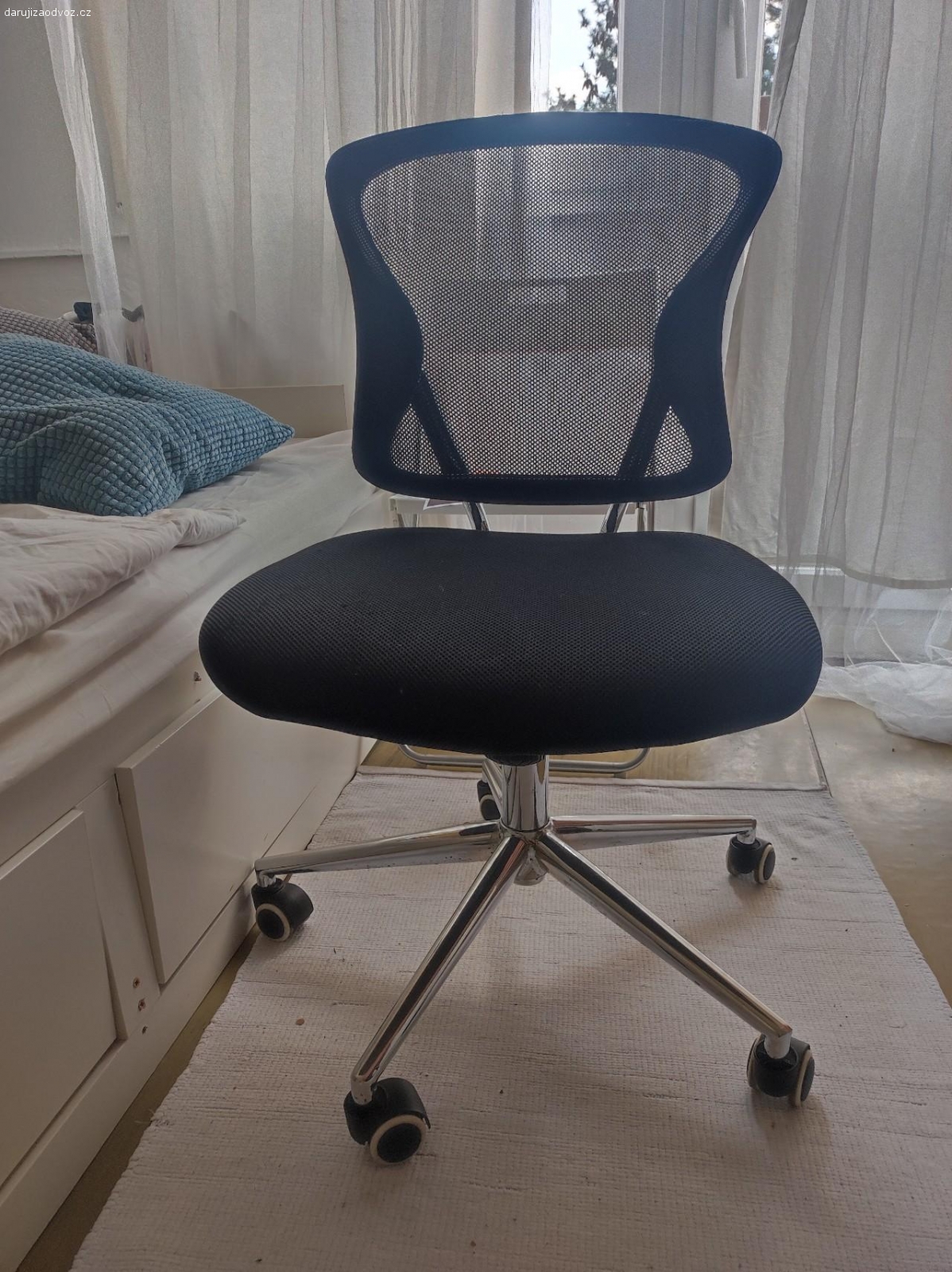 Kancelářská židle. Daruji kancelářskou židli. Na zádech je křuplá, nicméně se dá stále využívat a opírat se. viz foto