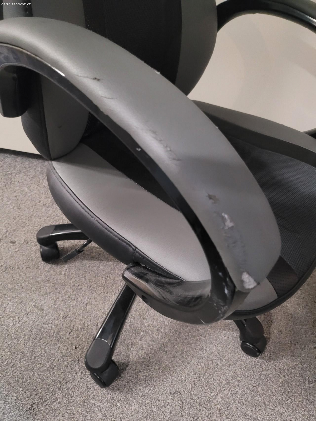kancelářská židle. funkční pouze na rukojeti podrena od stolu 
předání orlova