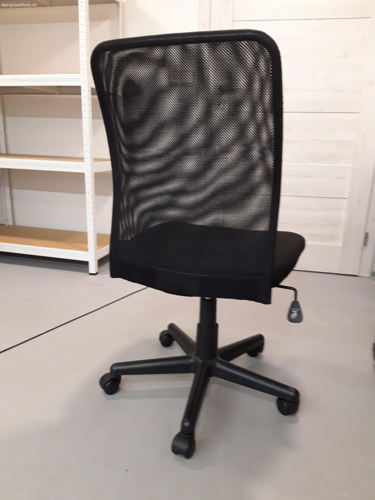 Kancelářská židle. černá kancelářská židle, otočná, plast, textil