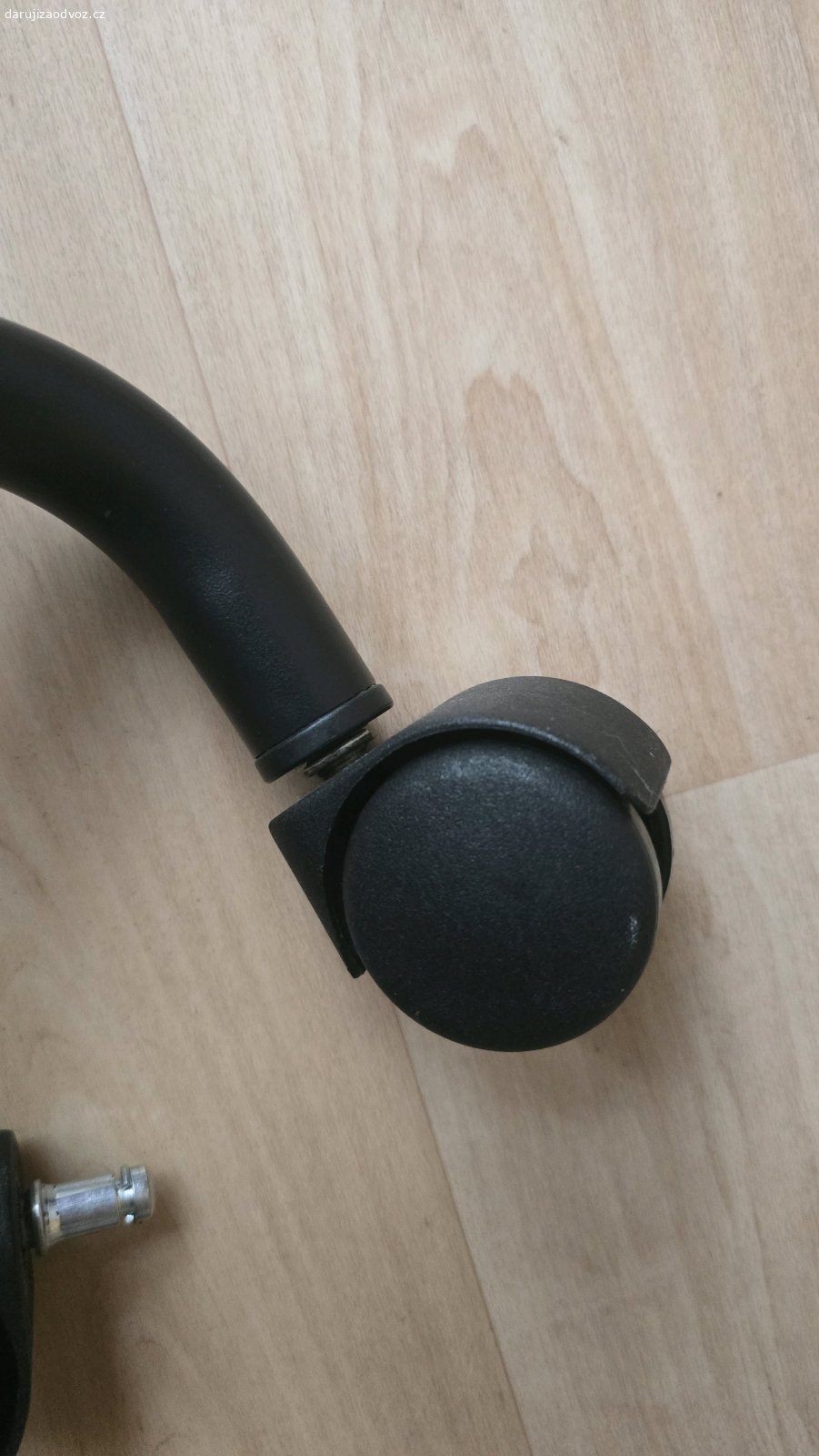 Kancelářská židle. Zdravím, daruji kancelářskou židli. Jedno z koleček aktuálně při pohybu instantně vypadává, jelikož se utrhla jedna ze součástek (funkční kolečko na obrázku 2, rozbité kolečko na obrázku 3). Někdo šikovnější by nejspíš dokázal opravit :)

Předání osobně v Brně poblíž zastávky Grohova.