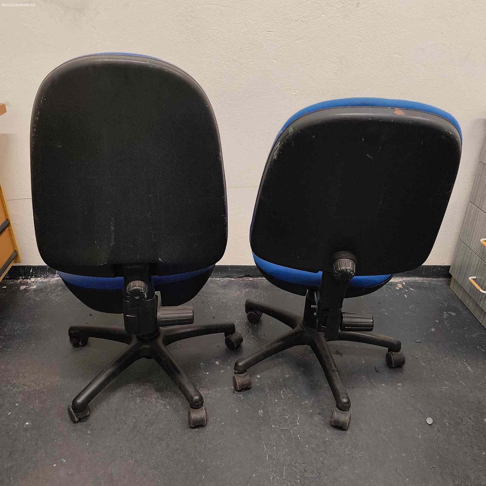 Kancelářské židle 2 kusy modré. Ihned k odběru za odvoz 2 kancelářské židle, stav dle foto, kolečka, sedáky vše funguje, opotřebení viz. foto. Odvoz možný po dohodě kdykoliv!
