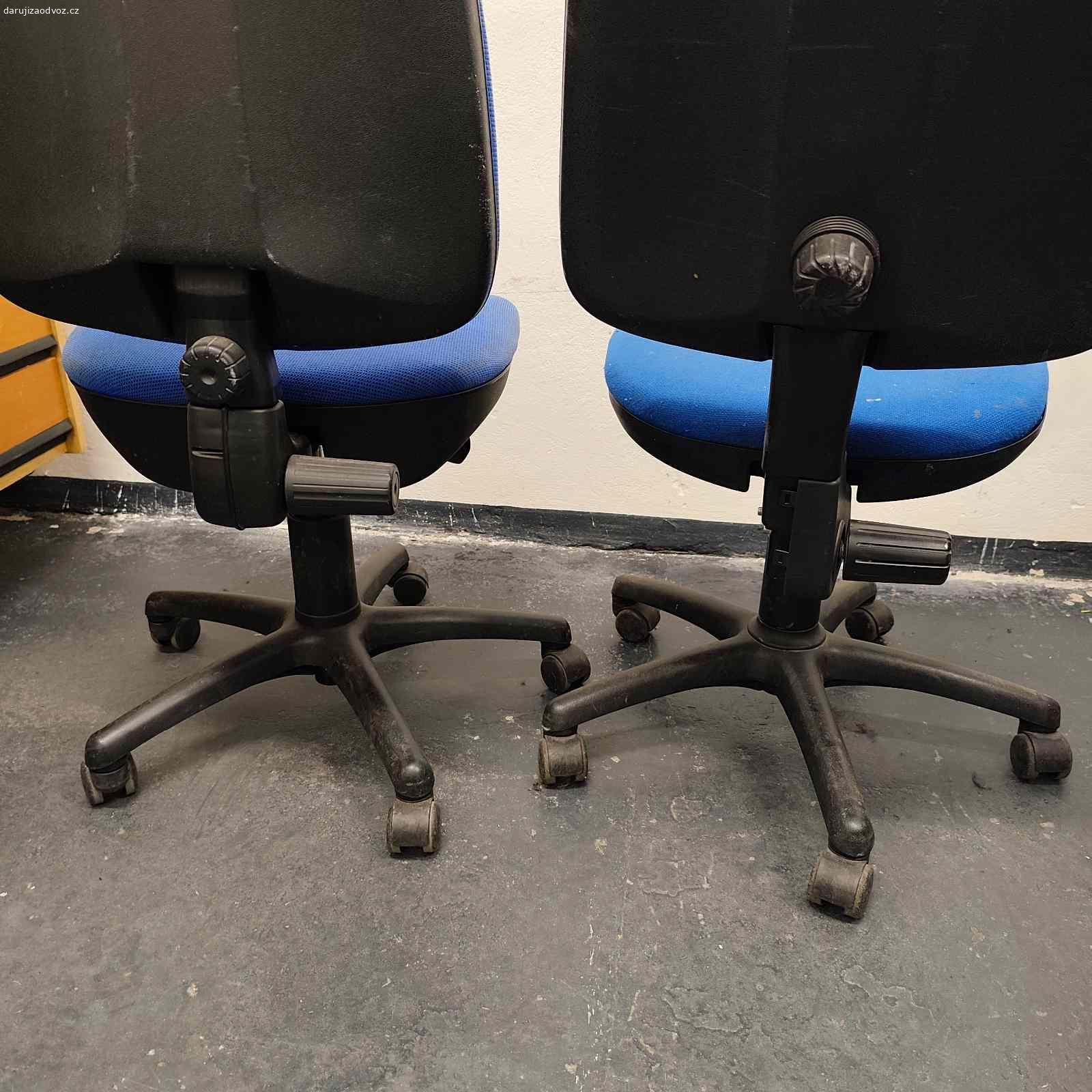 Kancelářské židle 2 kusy modré. Ihned k odběru za odvoz 2 kancelářské židle, stav dle foto, kolečka, sedáky vše funguje, opotřebení viz. foto. Odvoz možný po dohodě kdykoliv!