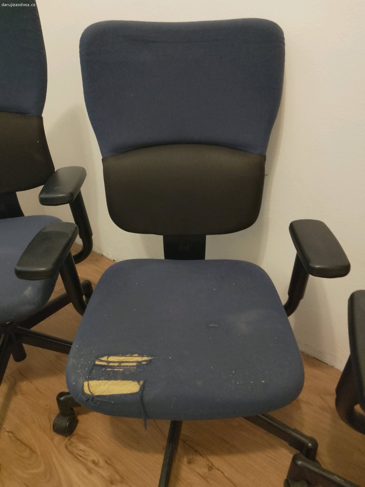 Kancelářské židle. Pěkný den, vyklízíme kancelář a dáme za odvoz kancelářské židle. Máme 5 ks stejného designu a 1 ks trochu jinou. Sedáky jsou potrhané, chtělo by to na ně našít nějaký obal. Ale jinak jsou židle v pořádku.