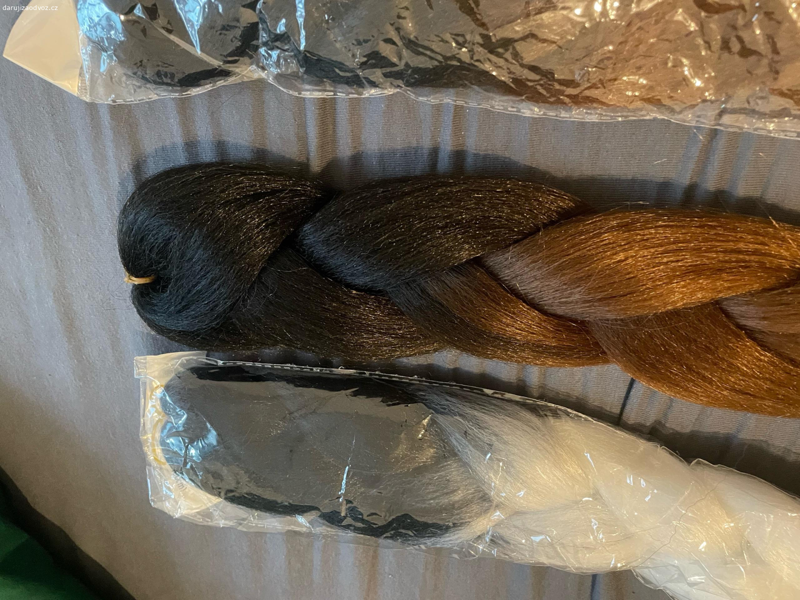Kanekalon. 3x černa-hnědá-blond ombre 1x černá-bílá ombre
