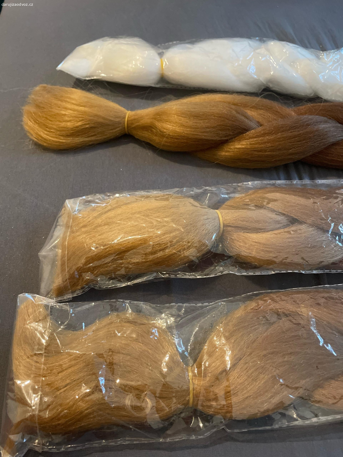 Kanekalon. 3x černa-hnědá-blond ombre 1x černá-bílá ombre