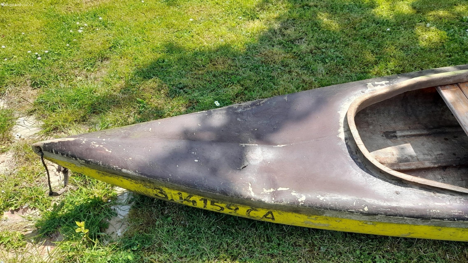 Kanoe. Laminátová kanoe, na vodě naposledy před 10 lety, od té doby odložena na zahradě.