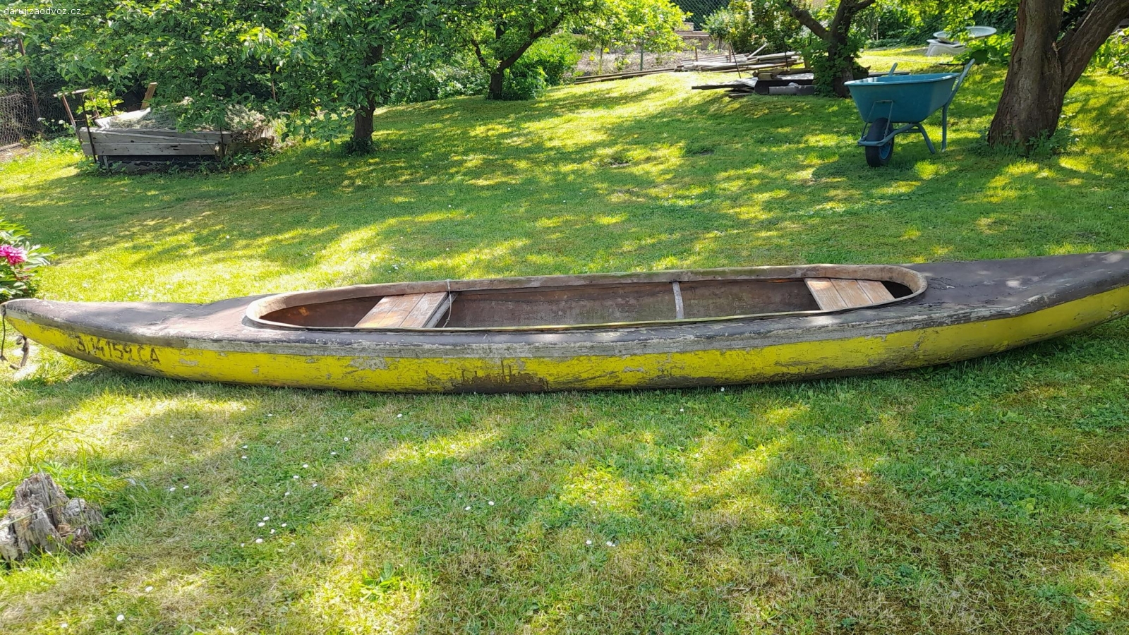 Kanoe. Laminátová kanoe, na vodě naposledy před 10 lety, od té doby odložena na zahradě.