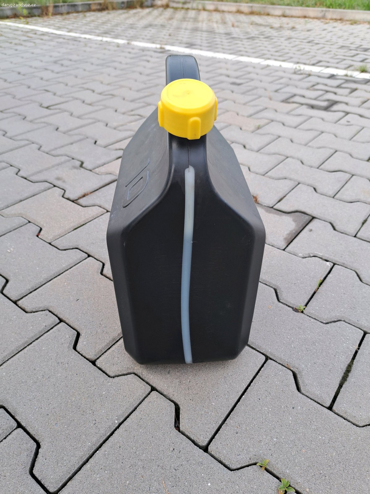 kanystr 10 L ZDARMA. kanystr. už prostě nepotřebují. V sobě všechno drží, ne teče.