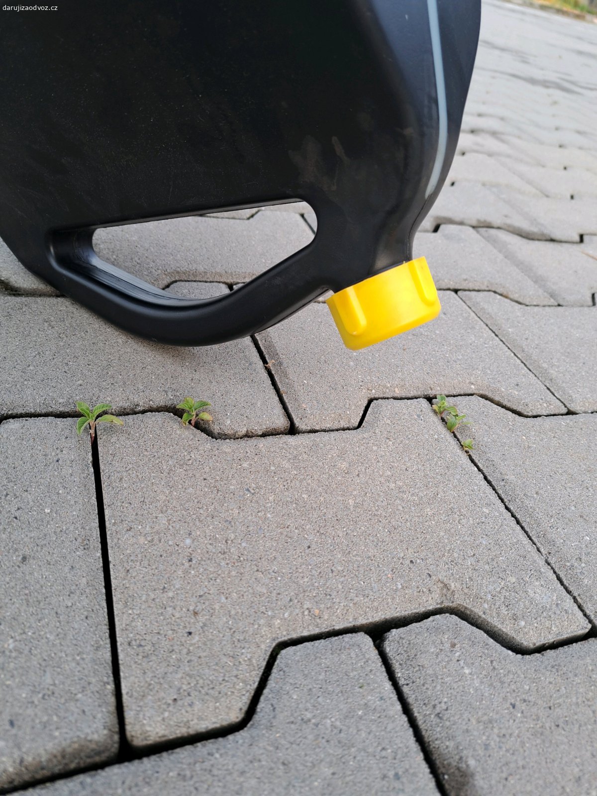 kanystr 10 L ZDARMA. kanystr. už prostě nepotřebují. V sobě všechno drží, ne teče.