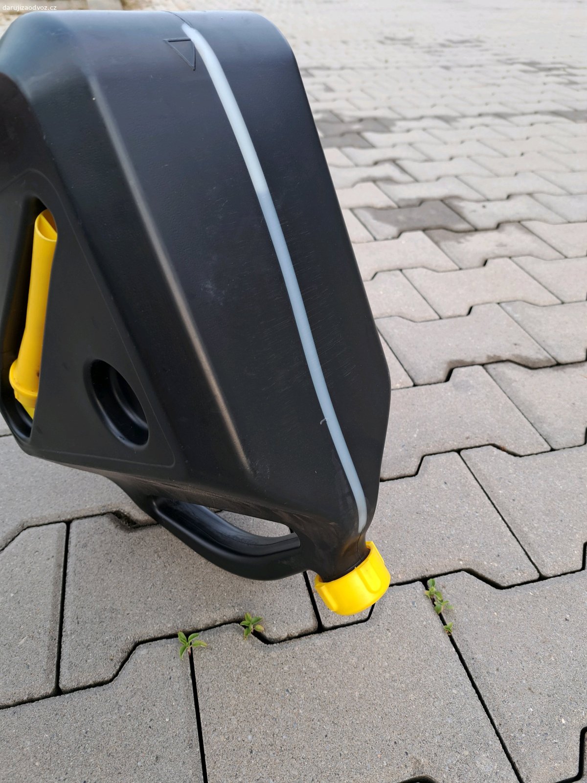 kanystr 10 L ZDARMA. kanystr. už prostě nepotřebují. V sobě všechno drží, ne teče.