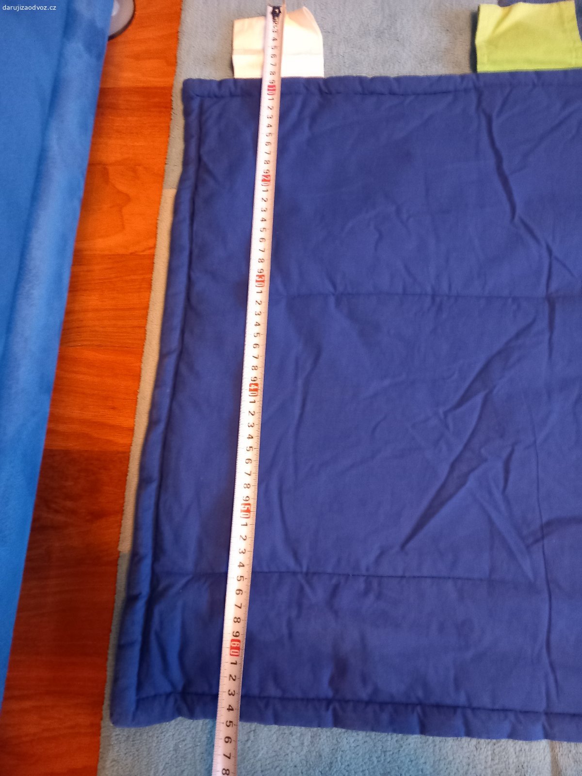 Kapsář za dětskou postel. Daruji za odvoz
Předěláváme dětský pokoj na pokoj pro teenagera.
Je pouze sundaný ze zdi a je třeba jej vyprat, když byl složen v prádelně, vytekla na složený okraj aviváž.
Jedna kapsa má odpáraný kraj