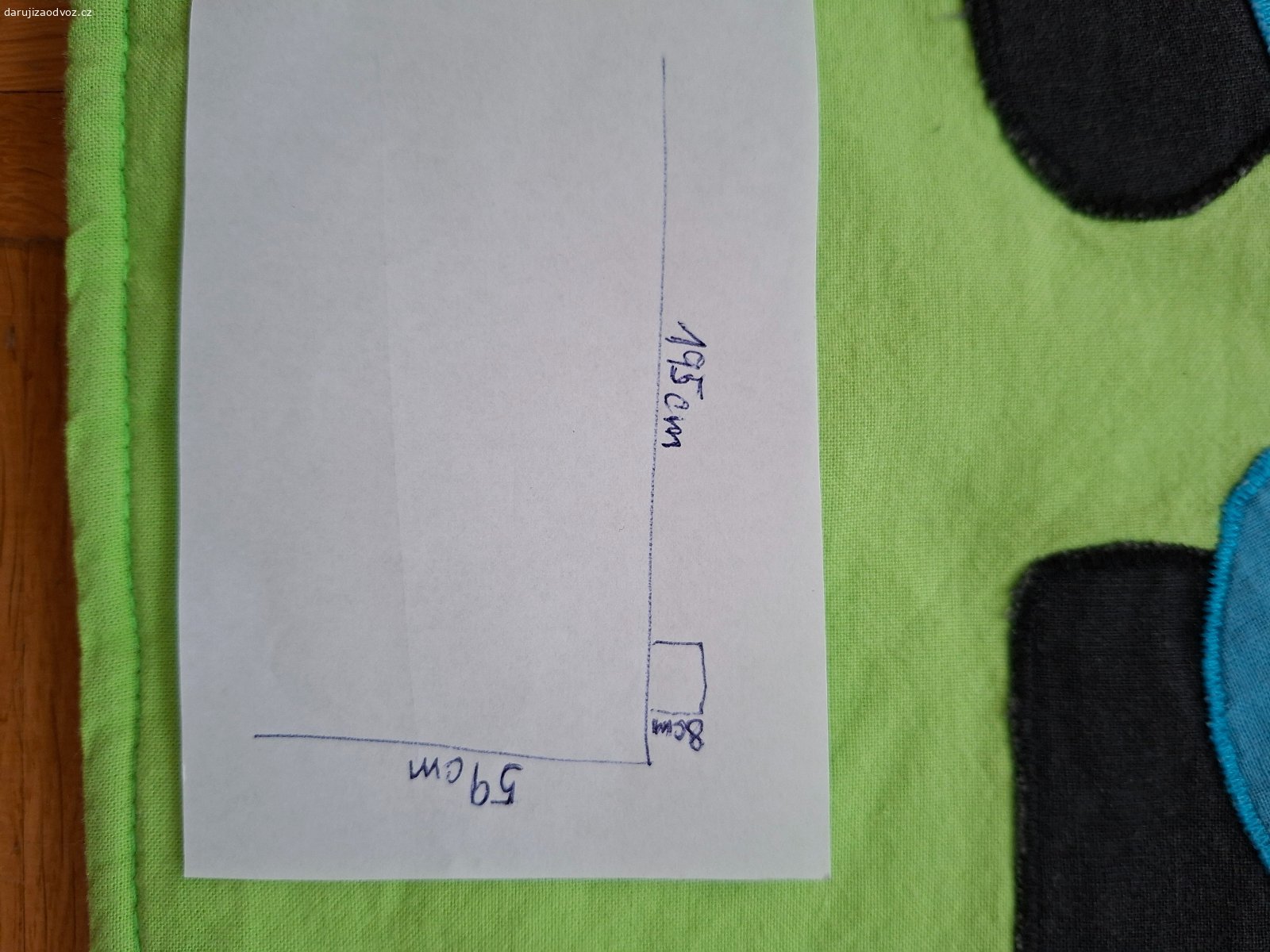 Kapsář za postel. Daruji kapsář hráškově zelené barvy se čtyřmi kapsami.Rozměr je 195cmx59cm.
Používaný,zachovalý.