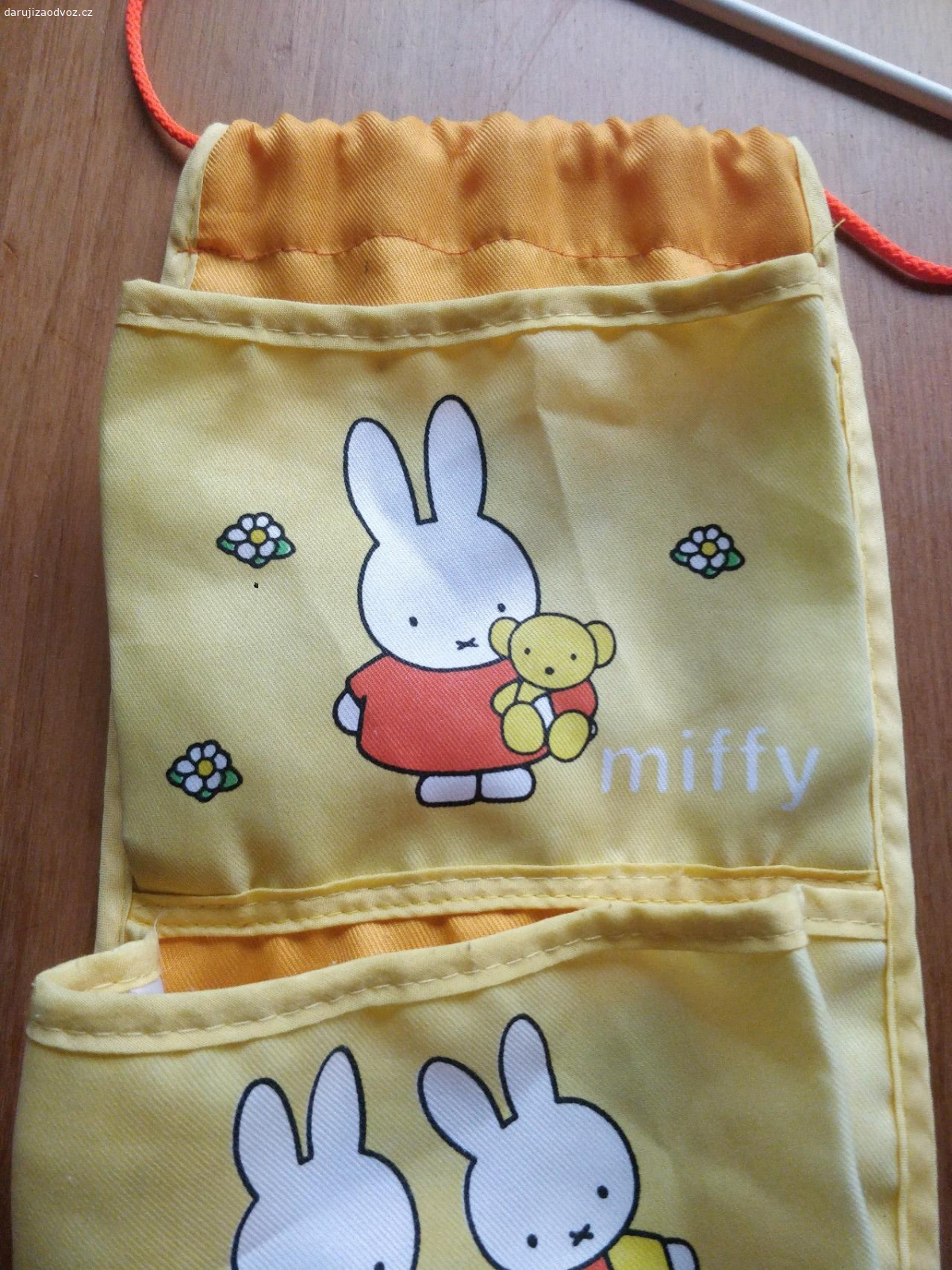 Kapsář. Dětský kapsář Miffy, rozměry 68×17 cm, 5 kapes.