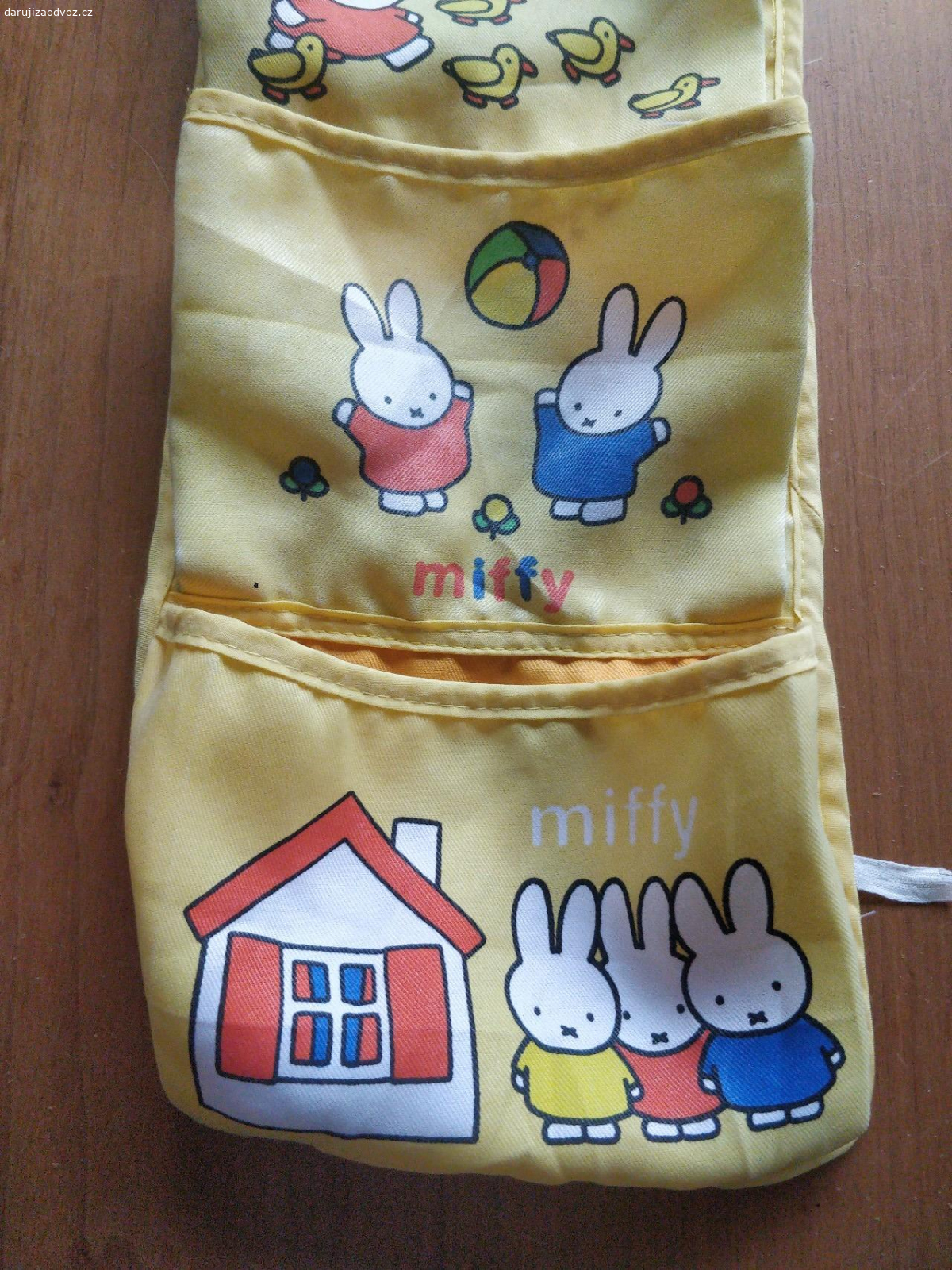 Kapsář. Dětský kapsář Miffy, rozměry 68×17 cm, 5 kapes.