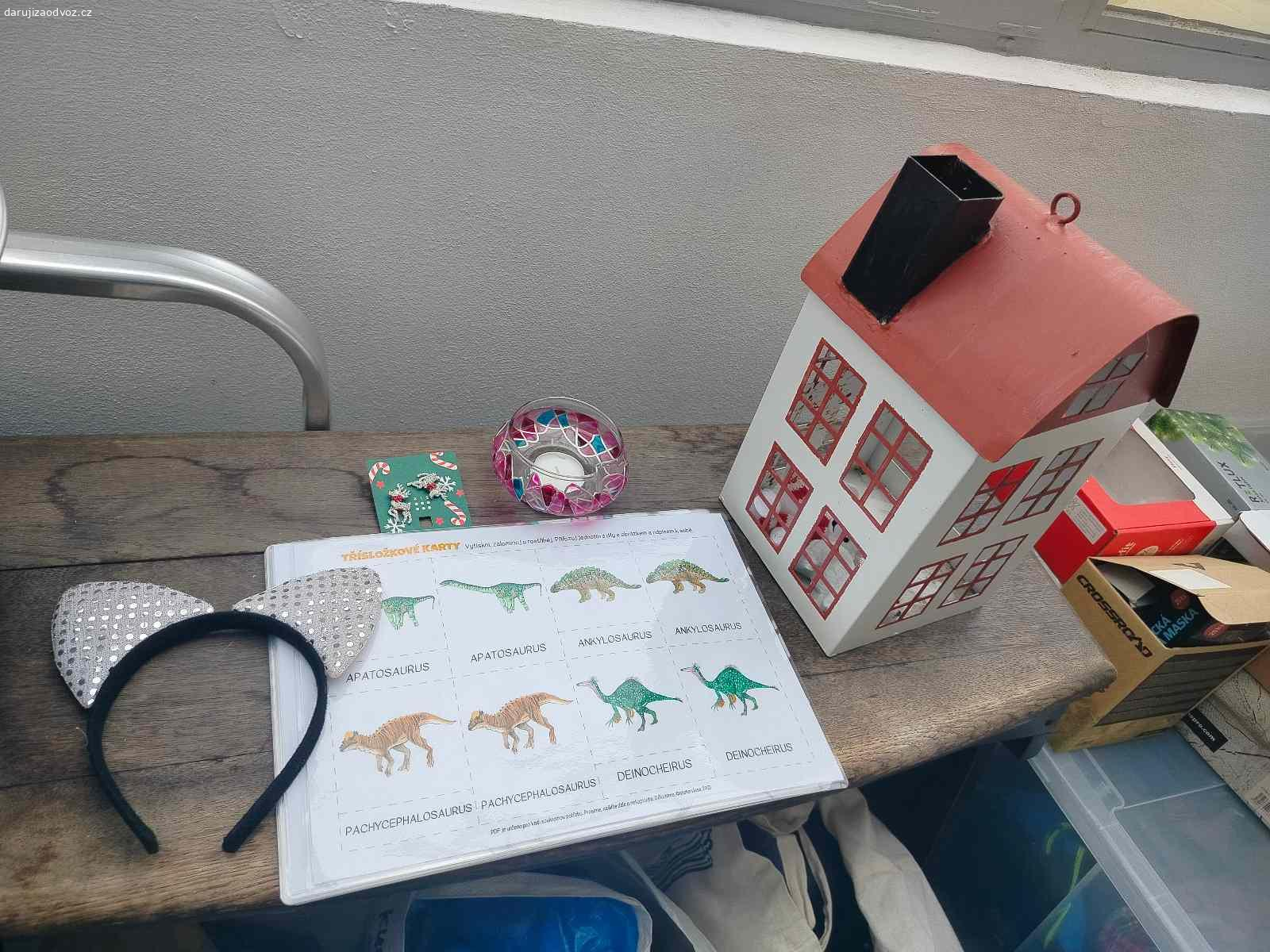 Karty dinosaurů + dekorace. Daruji pouze za odvoz (nezasílám) a vše dohromady - karty dinosaurů (poměrně velký počet karet) zalaminované v tvrdé folii + model domečku + barevný skleněný svícen + úplně nové naušnice s třpytivými soby + čelenku s flitrovými kočičími oušky.