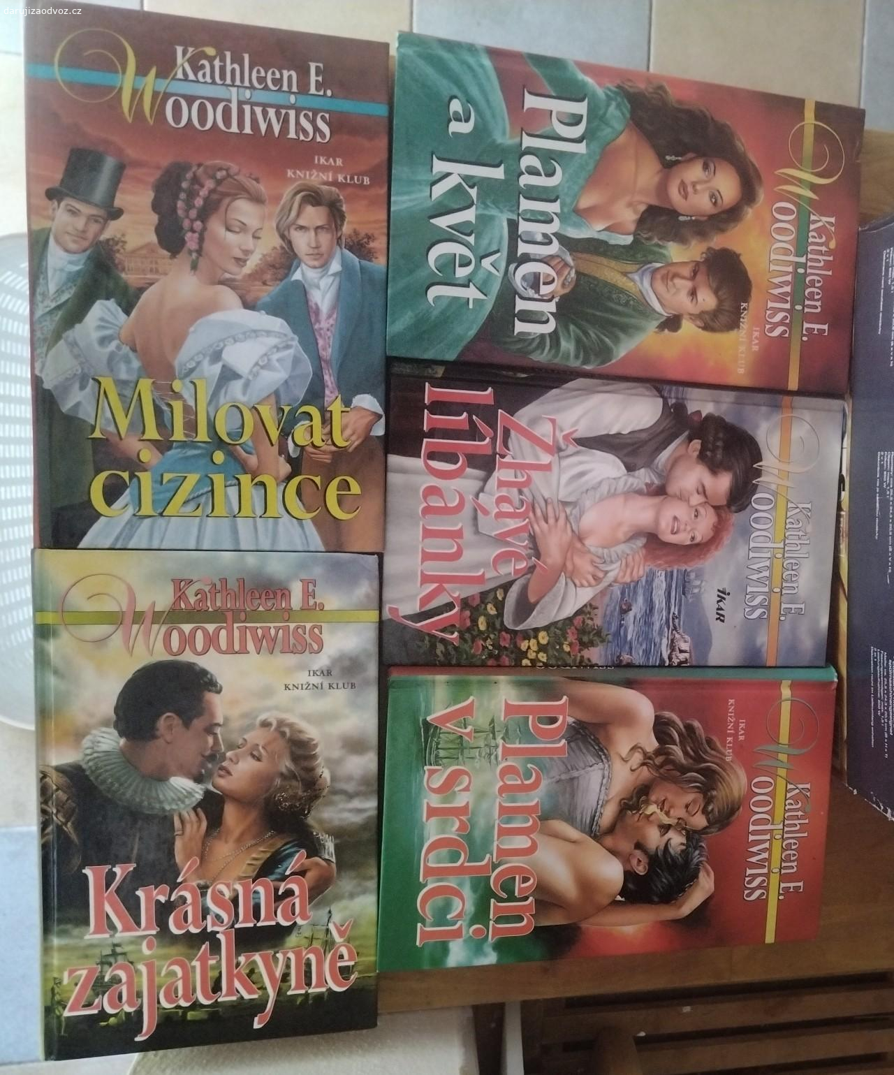 Kathleen Woodiwiss pět knih. Nabízím (třeba za čokoládu, není podmínkou) pět knížek Plamen a květ, Žhavé líbánky, Plamen v srdci, Milovat cizince, Krásná zajatkyně od autorky Kathleen Woodiwiss. Můžu předat i jednotlivě, ale uvítám zájemce o komplet. K odvozu Praha 10