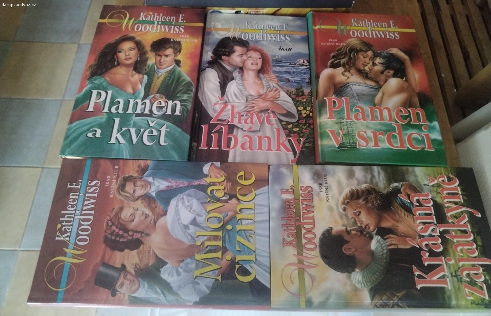 Kathleen Woodiwiss pět knih. Nabízím (třeba za čokoládu, není podmínkou) pět knížek Plamen a květ, Žhavé líbánky, Plamen v srdci, Milovat cizince, Krásná zajatkyně od autorky Kathleen Woodiwiss. Můžu předat i jednotlivě, ale uvítám zájemce o komplet. K odvozu Praha 10