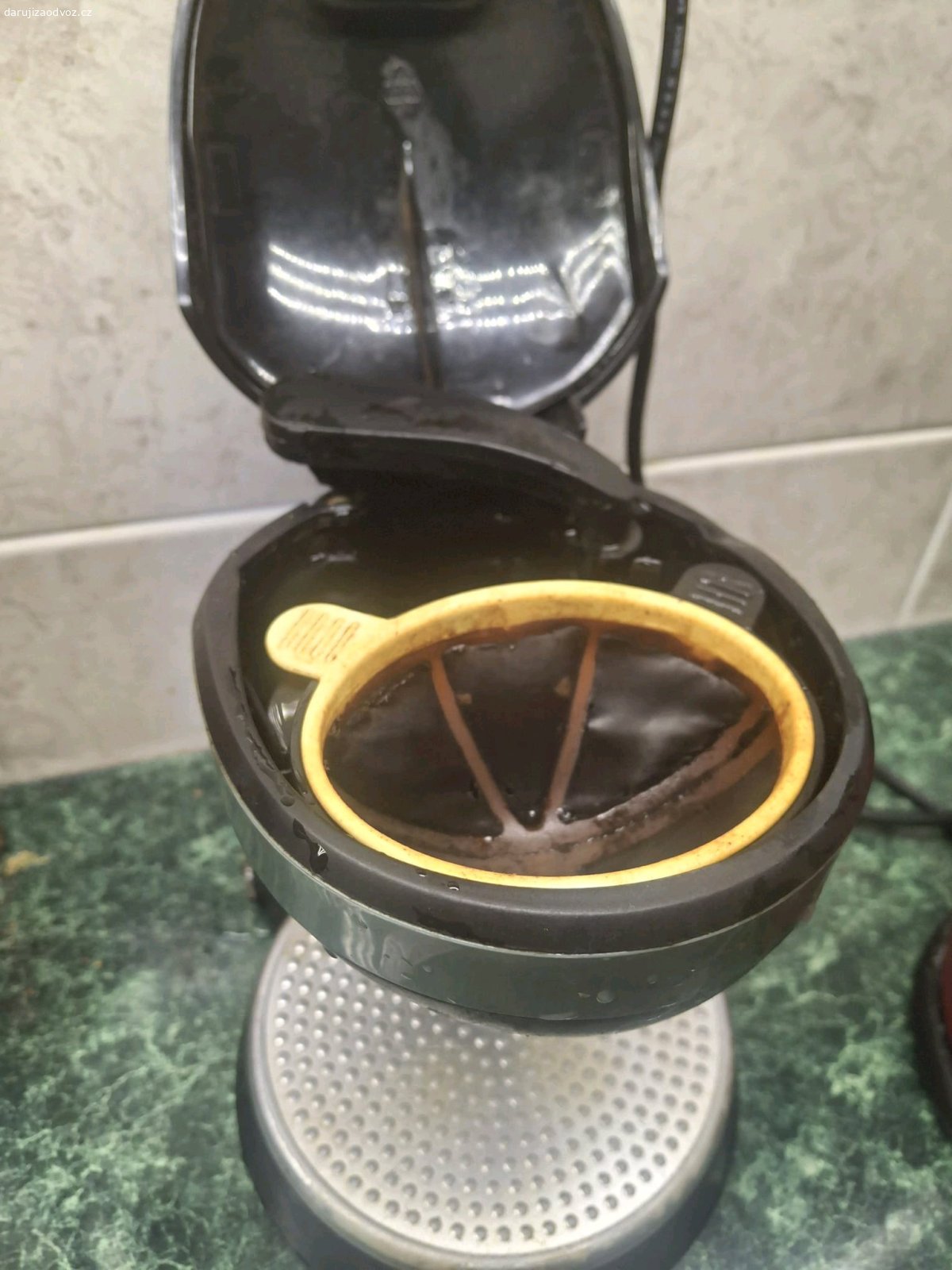 Daruji kávovar. Filtr už má malinké dírky, ale pořád je z něj dobré, překapávané kafe. Hrnky nejsou v “ceně”. Napište telefon.
