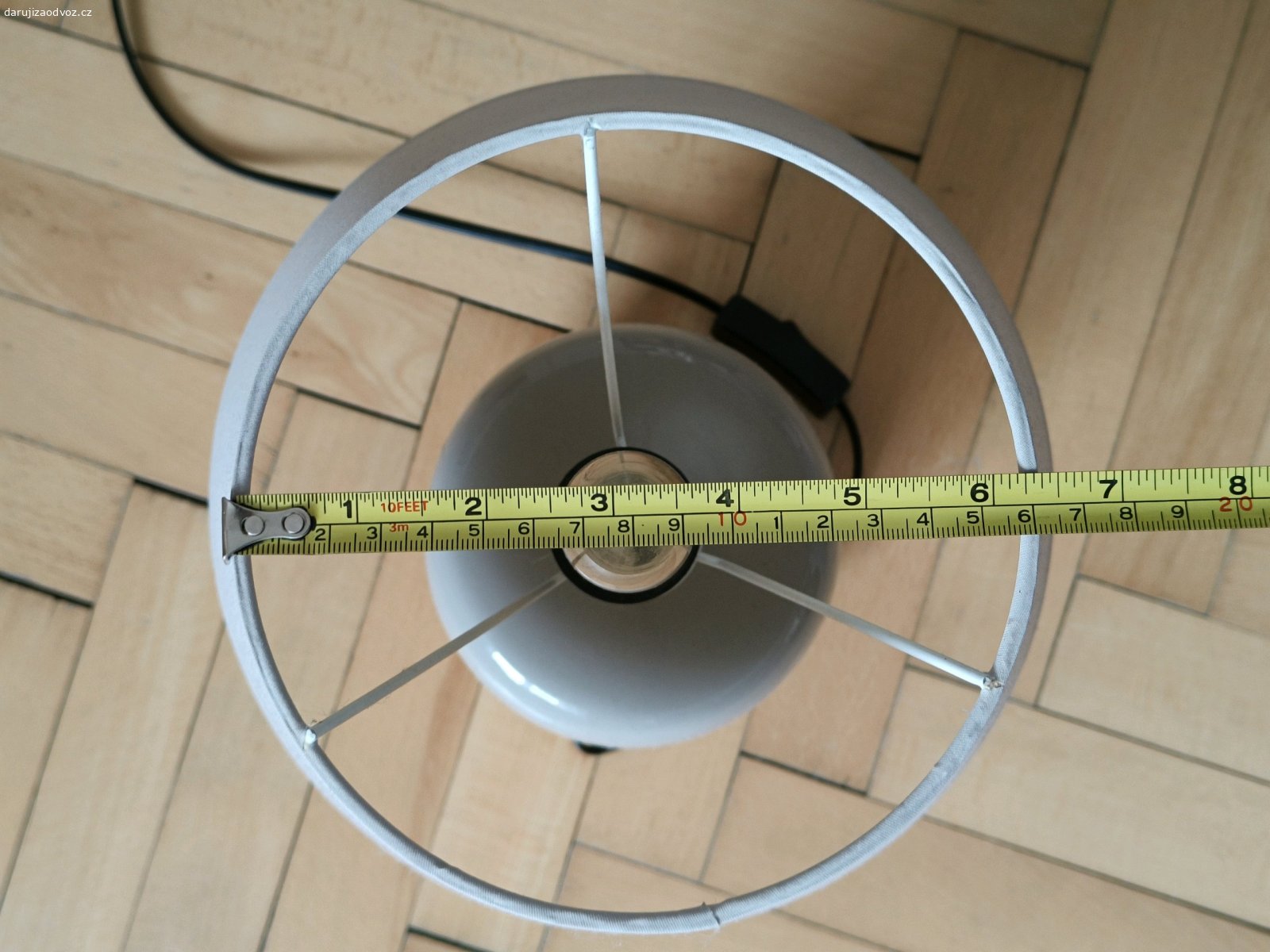 Keramická lampa. Málo používaná, keramická, funkční, vrchní část látka s malým flickem. Jako odměna potěší větší balení toaletního papíru ale není podmínkou.