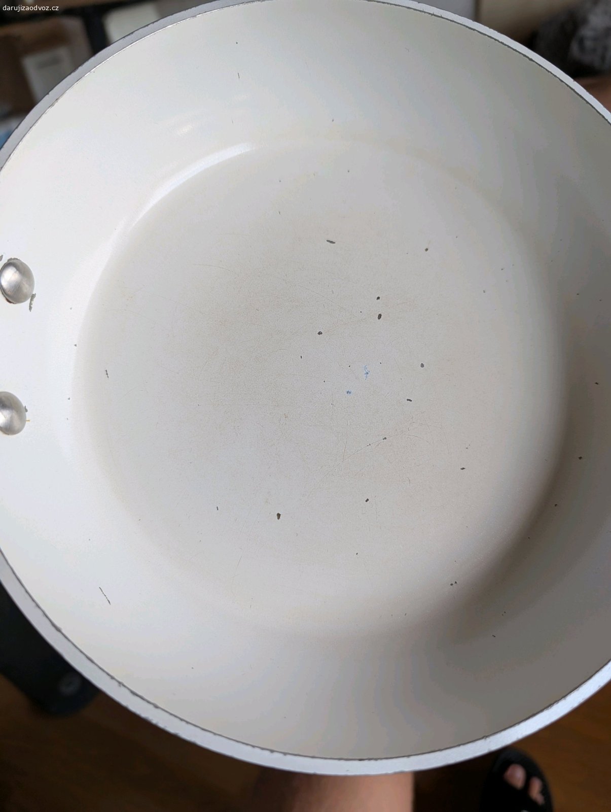 Keramická pánev. Daruji keramickou pánev. Dno je poškrábané viz foto. Funguje na všechny typy ohřevu vč idukce.