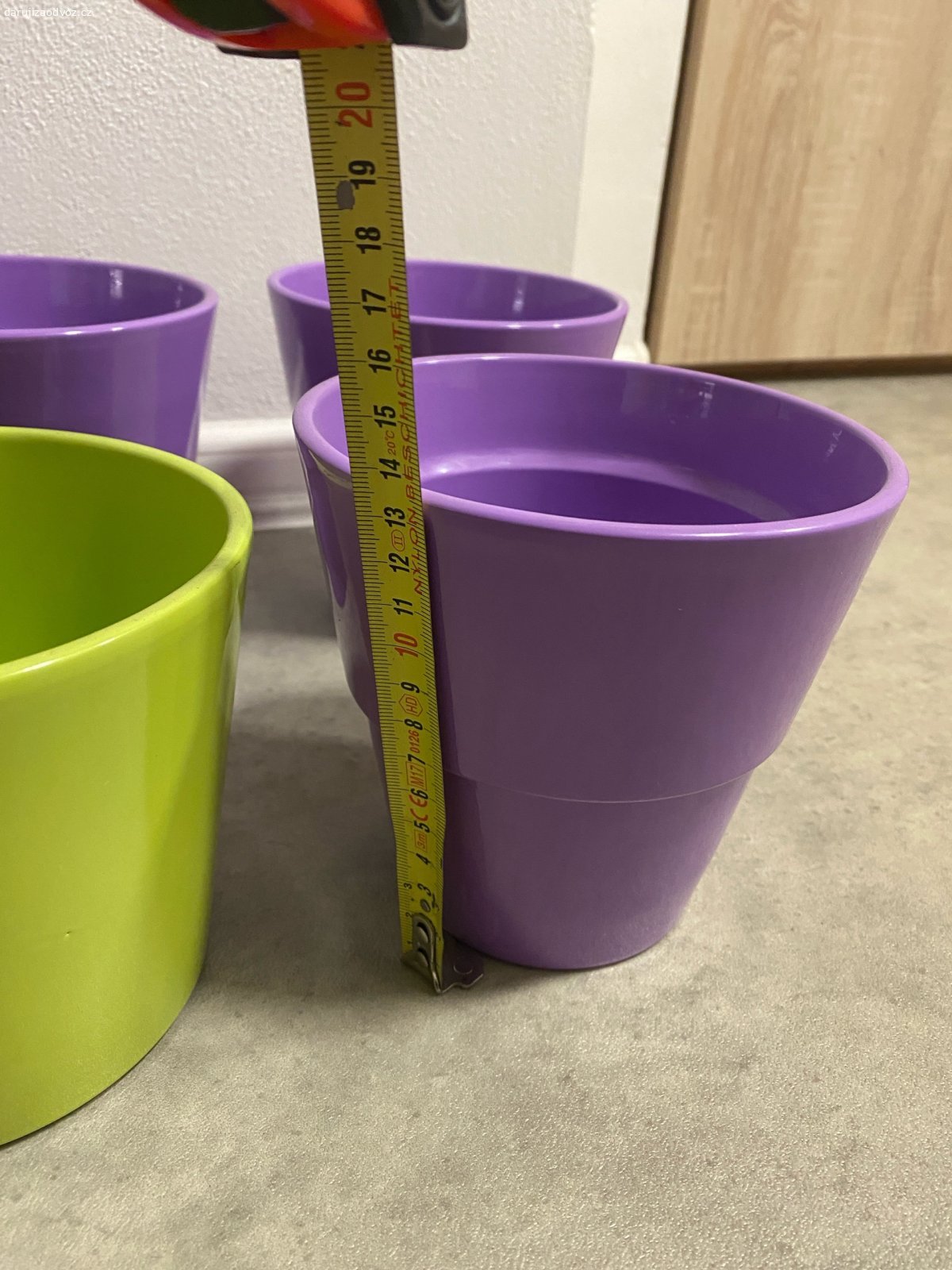 Keramické květináče. Daruji 6 keramických květináčů- 4 fialové, zelený a růžový. V dobrém stavu, nejsou nikde otlučené.