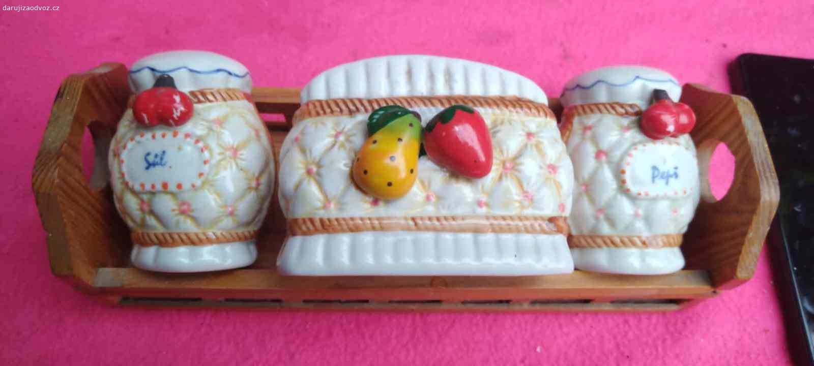 Keramické nádobky na sůl a pepř v dřevěném stojánk. Nabízím (třeba za čokoládu Milka, není podmínkou) keramické nádobky na sůl a pepř v dřevěném stojánku a stojánek na ubrousky s malovaným obrázkem ovoce, k odvozu Praha Strašnice. Mobilní telefon je pouze pro představu, jak jsou kořenky cca velké - mobil NENÍ součástí nabídky.