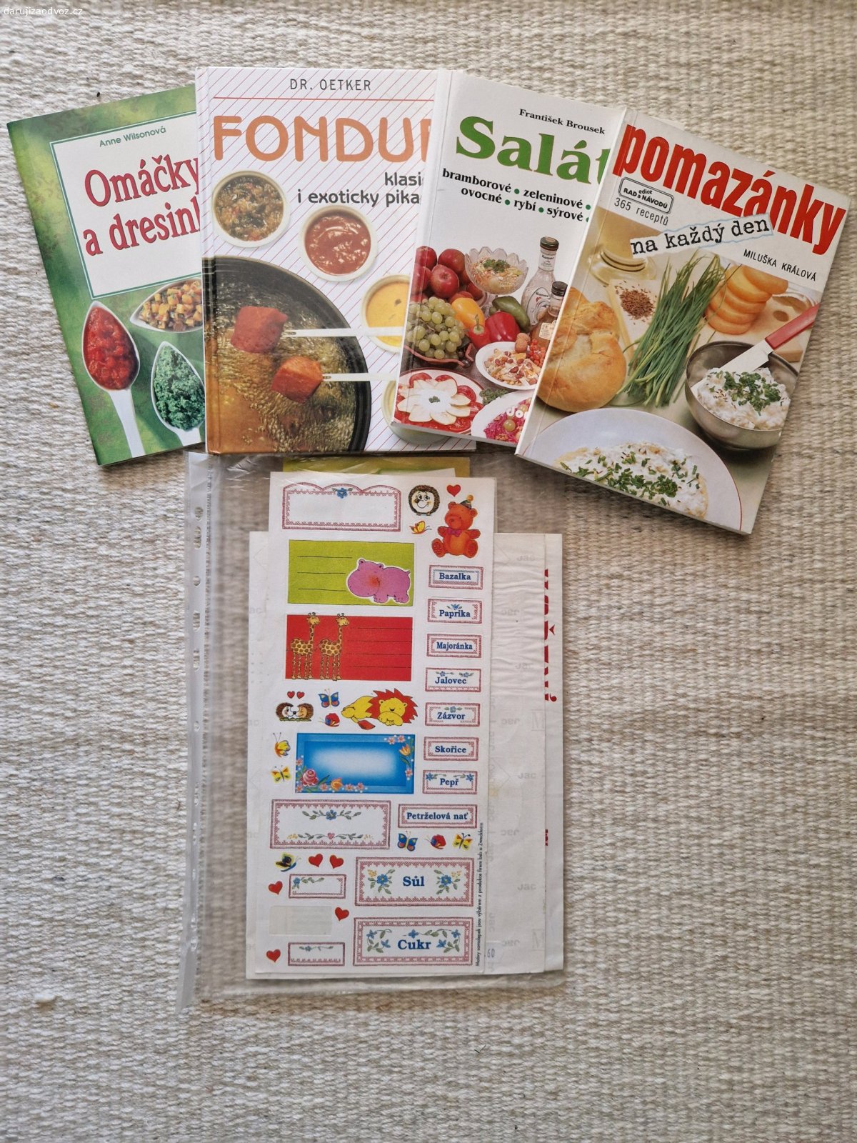 keramika, kucharky, samolepky. Daruji keramicke dekorace, kucharky a nekolik sad samolepek na korenky, marmelady, kompoty... Pouze osobni odber v Letech.
