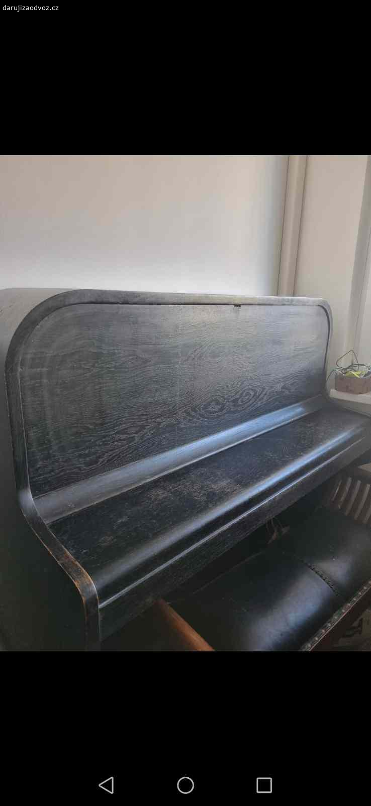 Klavír na dekorační účely. Daruji za odvoz klavír na dekorační účely.