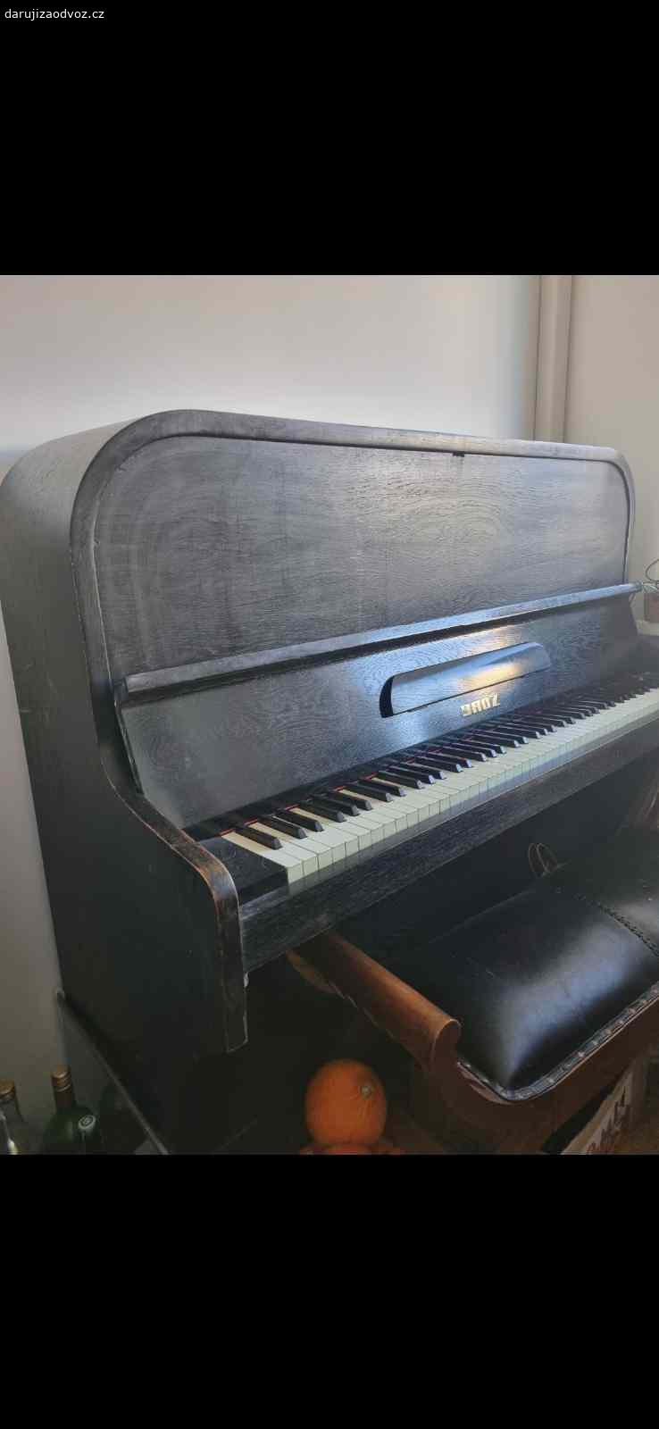 Klavír na dekorační účely. Daruji za odvoz klavír na dekorační účely.