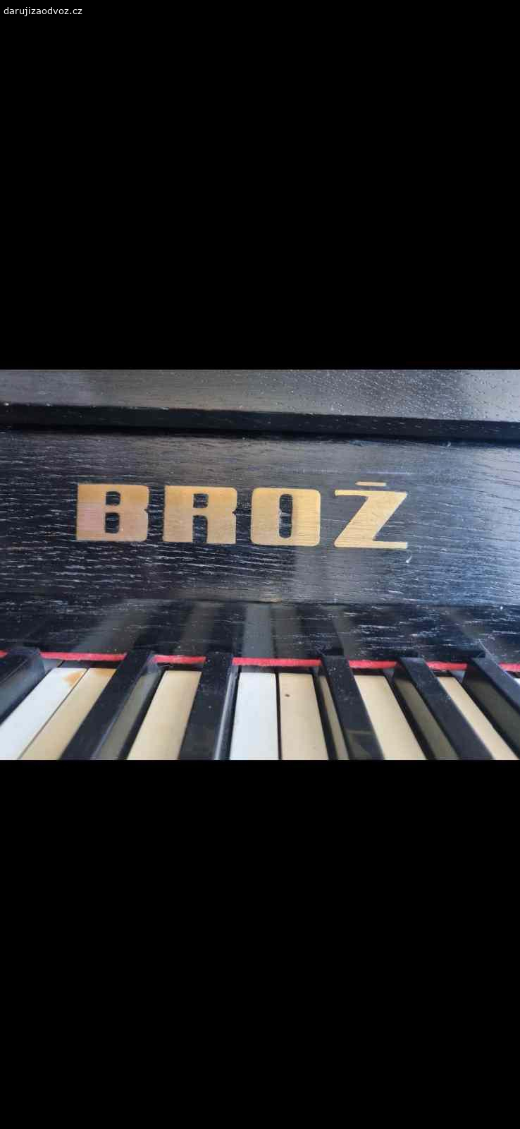 Klavír na dekorační účely. Daruji Klavír na dekorační účely za odvoz.