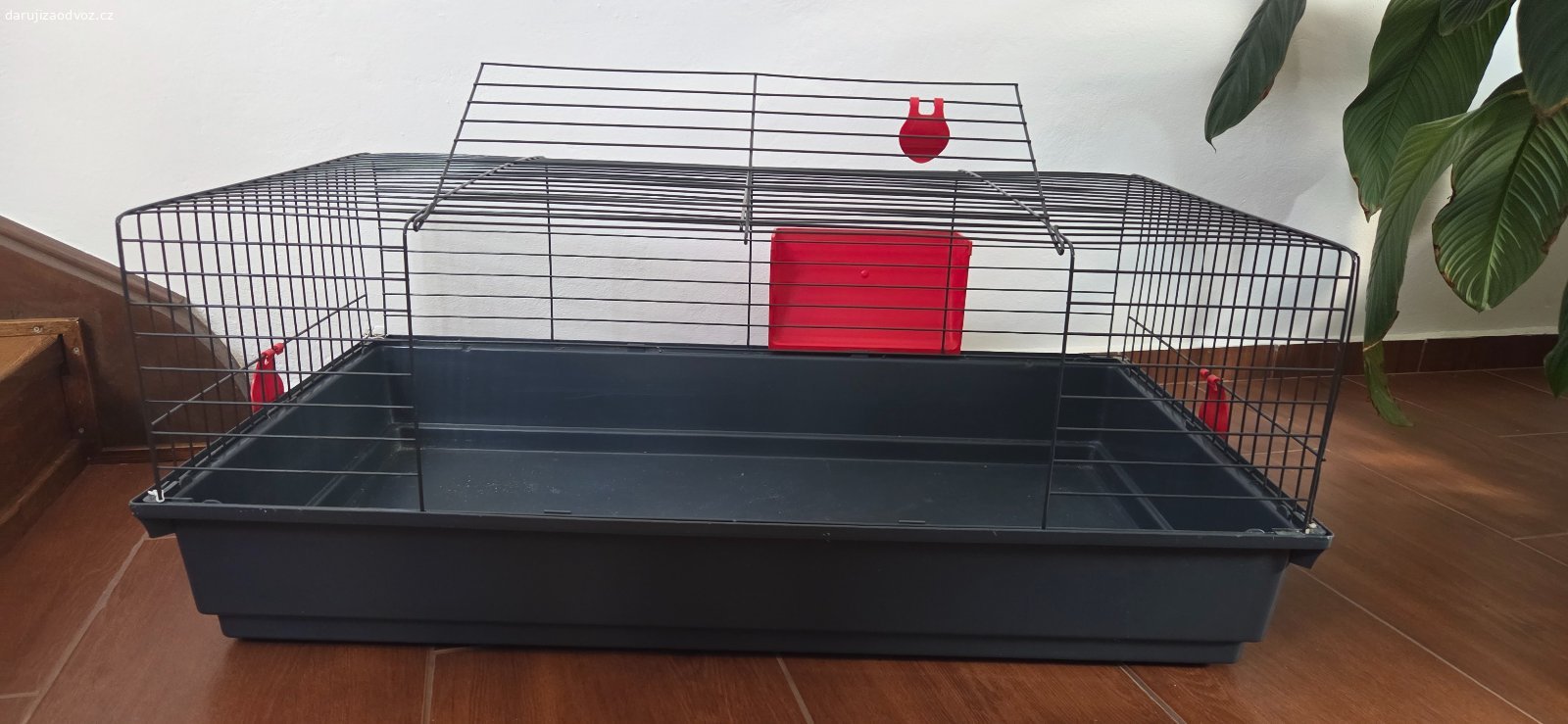 Klec na morče. Daruji za odvoz klec na morče velikost 55x100, výška 40cm. Klec je plně funkční, i když dva plastové úchyty rohů jsou prasklé a naražené drátkem.